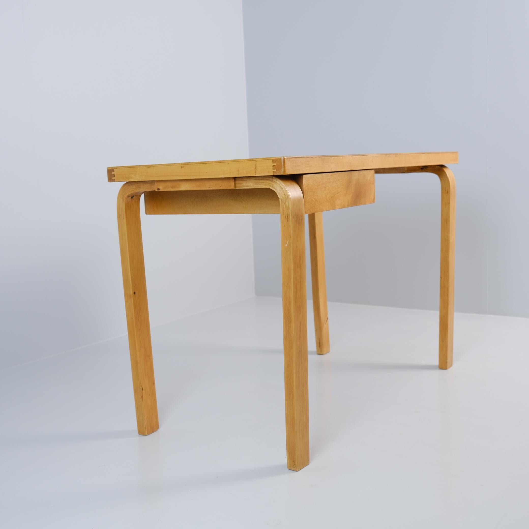 Finlandese Tavolo da scrittura Alvar Aalto Modello K81 in betulla, Artek 1940s in vendita
