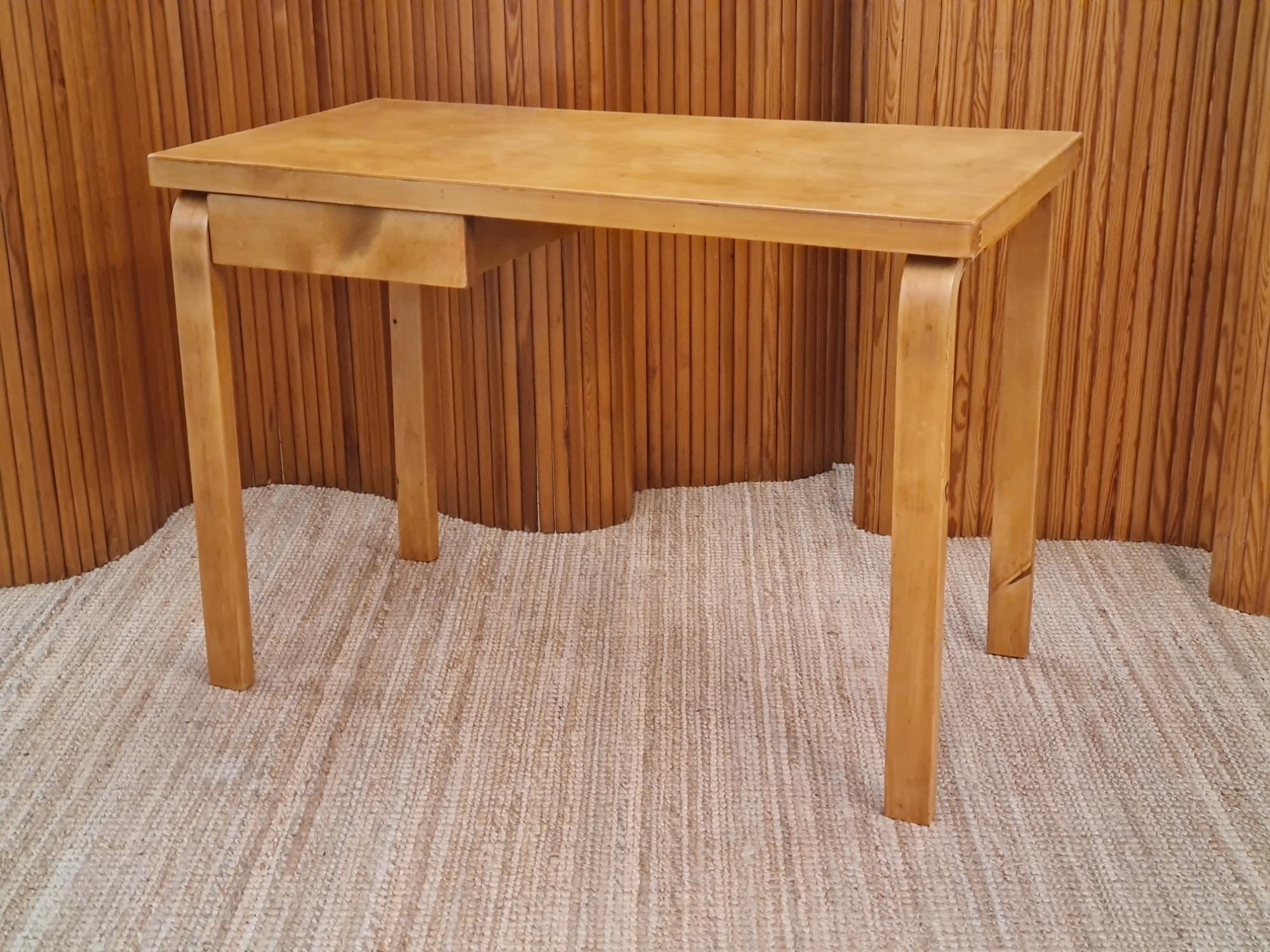 Alvar Aalto Writing Table Model K81 in Birch, Artek 1940s In Good Condition For Sale In Helsinki, FI