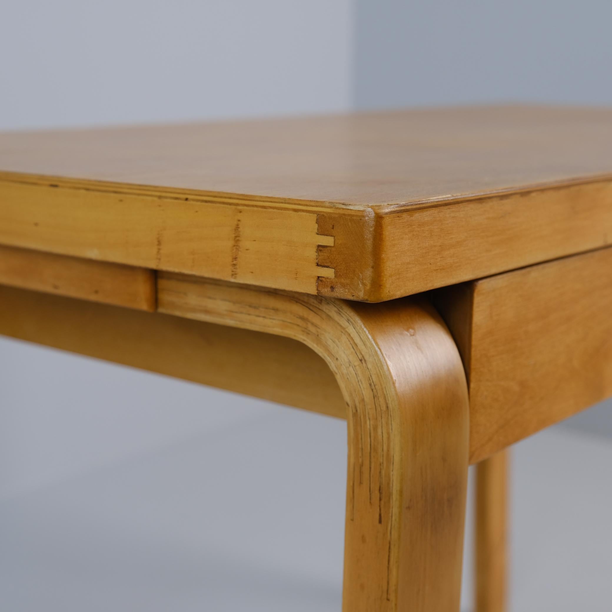 Tavolo da scrittura Alvar Aalto Modello K81 in betulla, Artek 1940s In condizioni buone in vendita a Helsinki, FI