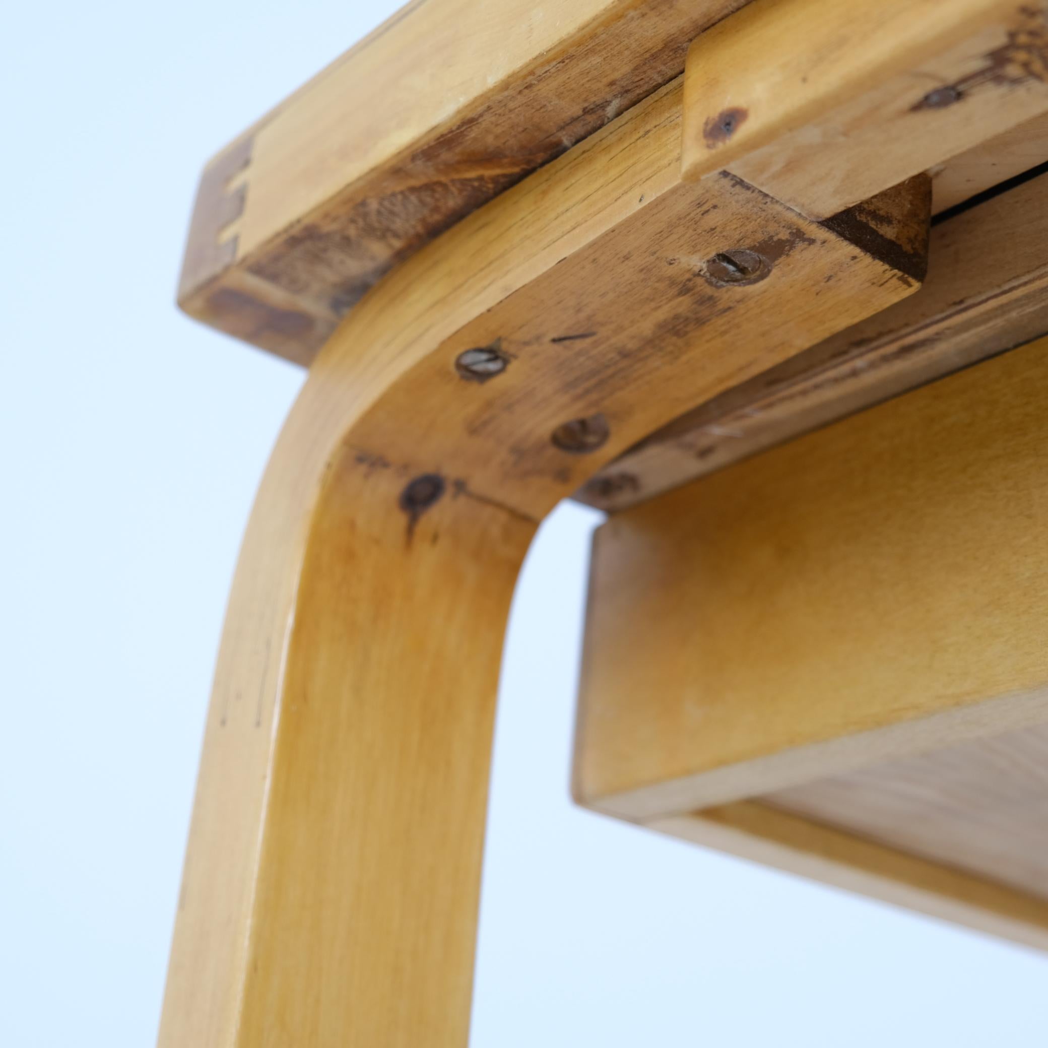 Metà XX secolo Tavolo da scrittura Alvar Aalto Modello K81 in betulla, Artek 1940s in vendita