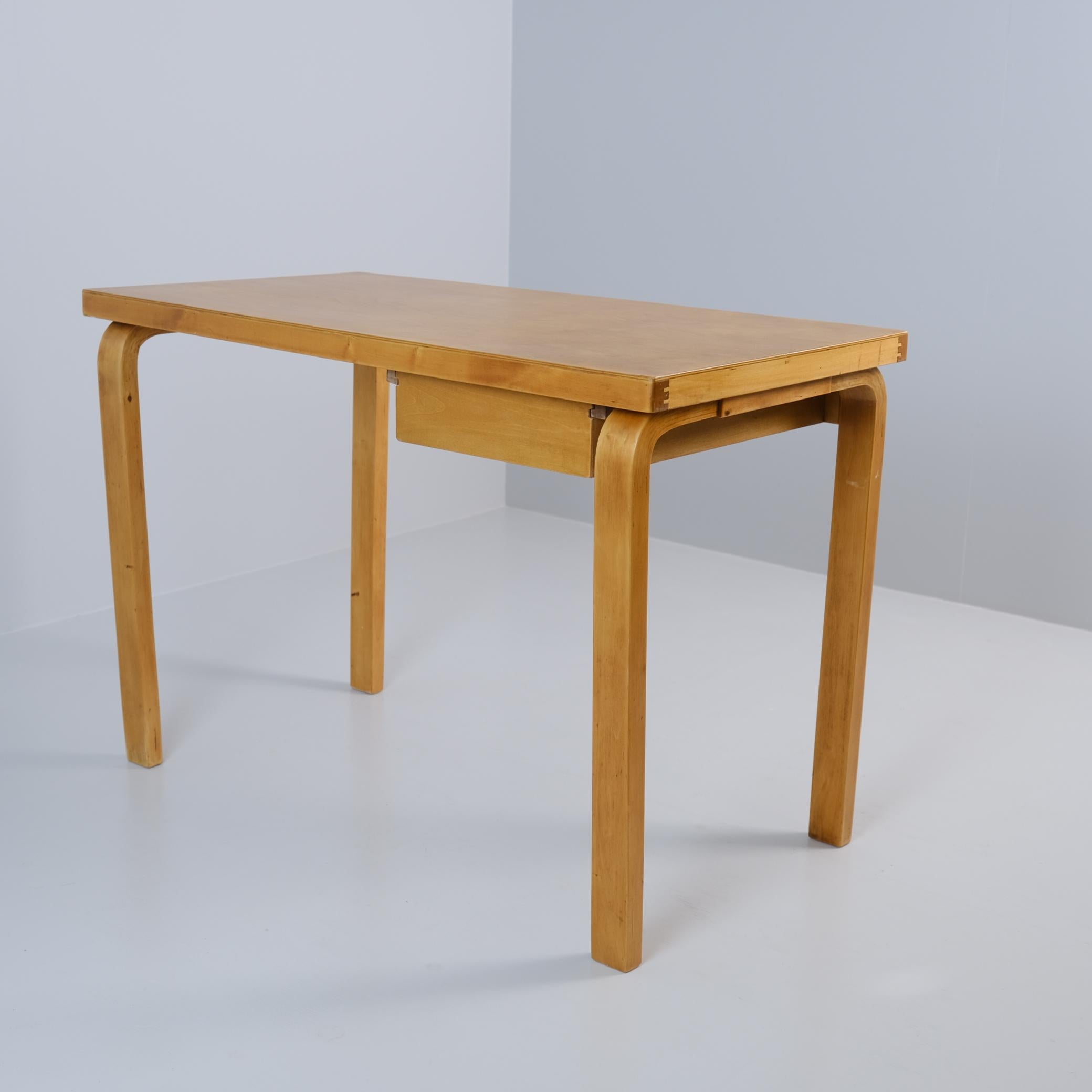 Tavolo da scrittura Alvar Aalto Modello K81 in betulla, Artek 1940s in vendita 2