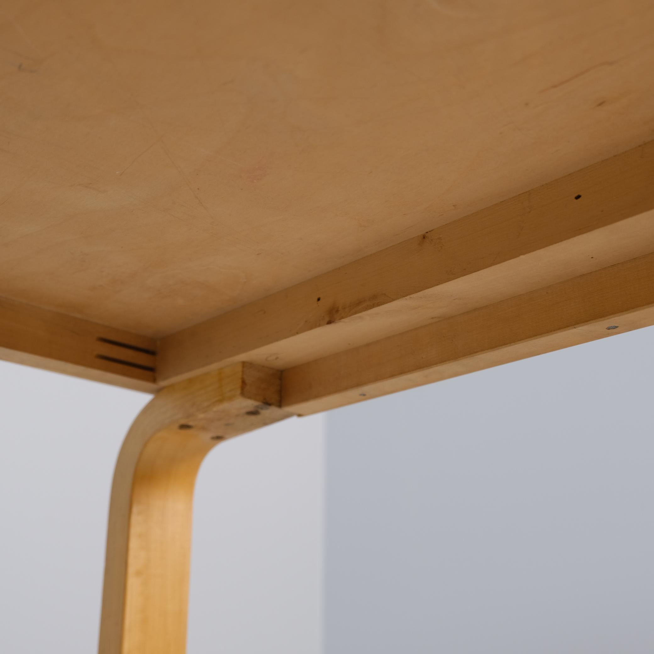 Alvar Aalto-Schreibtisch Modell K81 aus Birke und rotem Linoleum, Artek 1950er Jahre im Angebot 1