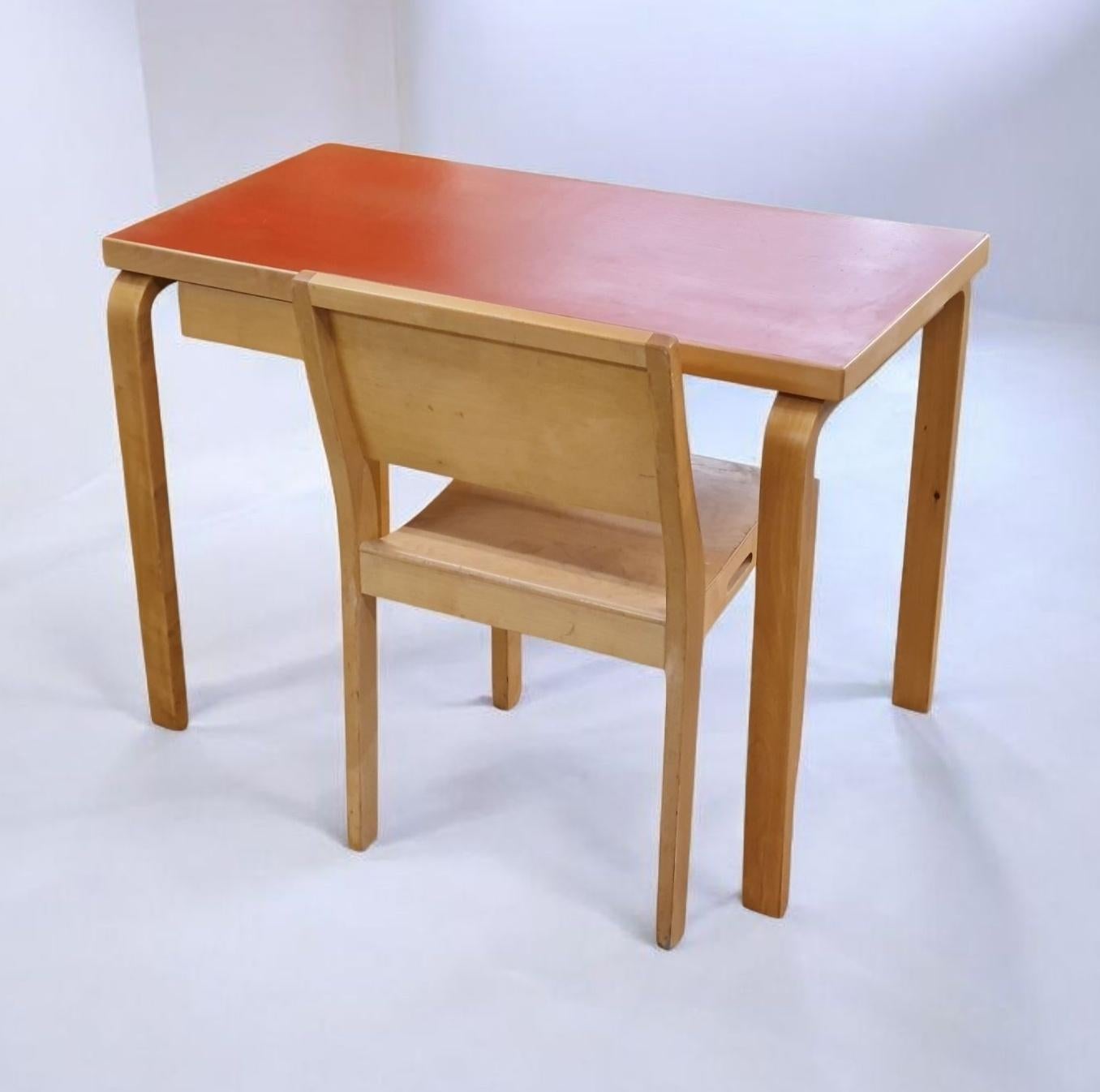 Alvar Aalto-Schreibtisch Modell K81 aus Birke und rotem Linoleum, Artek 1950er Jahre im Angebot 5