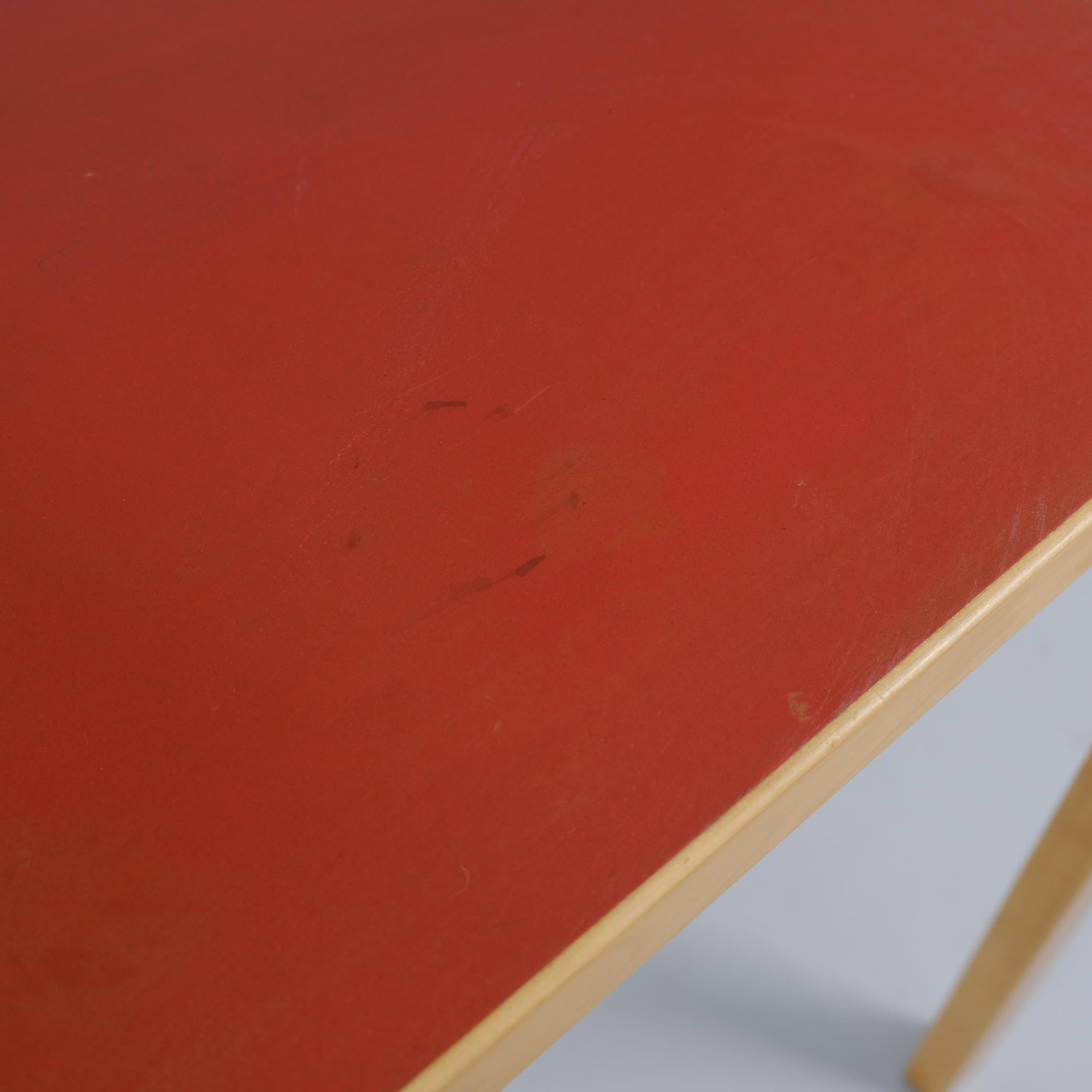 Alvar Aalto-Schreibtisch Modell K81 aus Birke und rotem Linoleum, Artek 1950er Jahre im Angebot 2