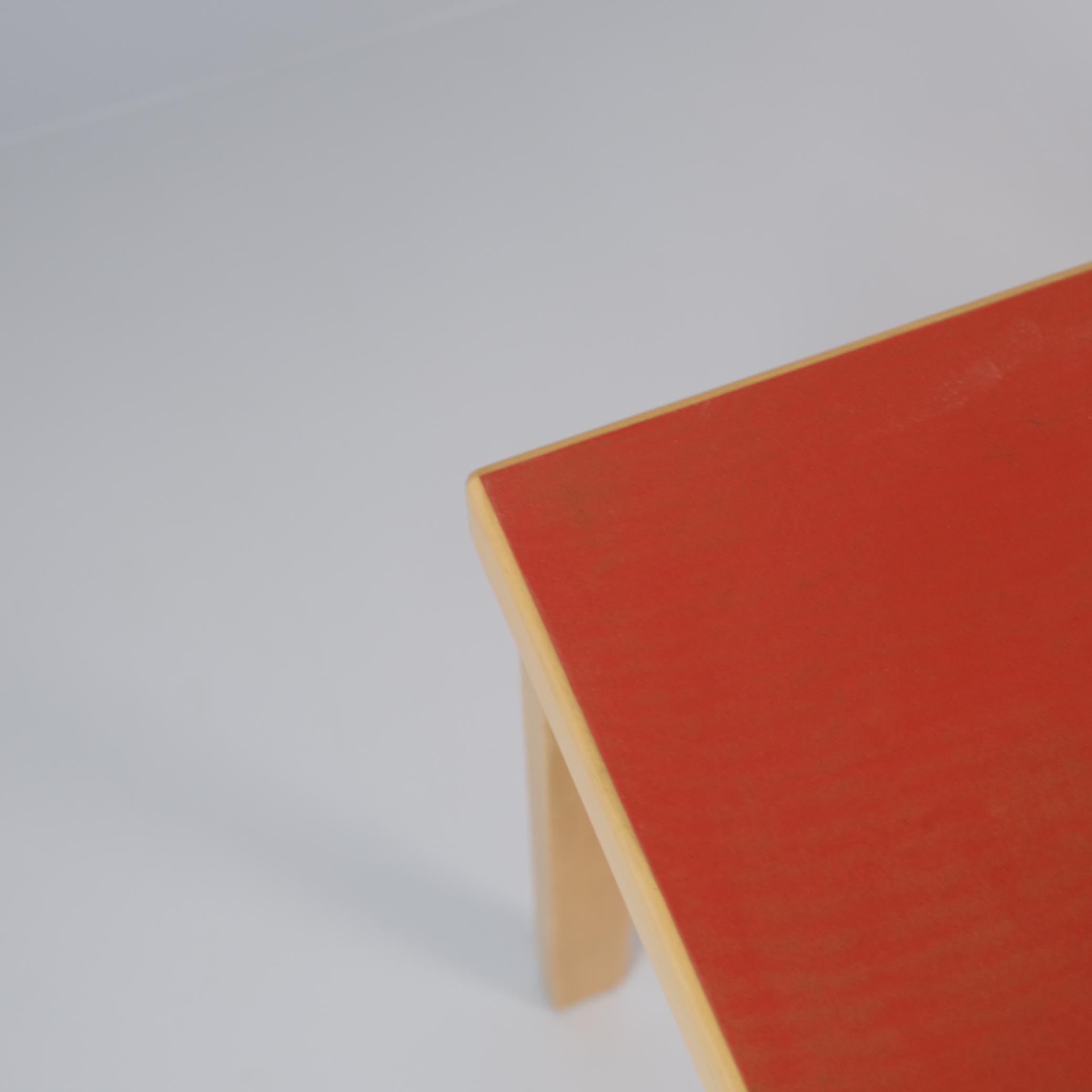 Alvar Aalto-Schreibtisch Modell K81 aus Birke und rotem Linoleum, Artek 1950er Jahre im Angebot 3
