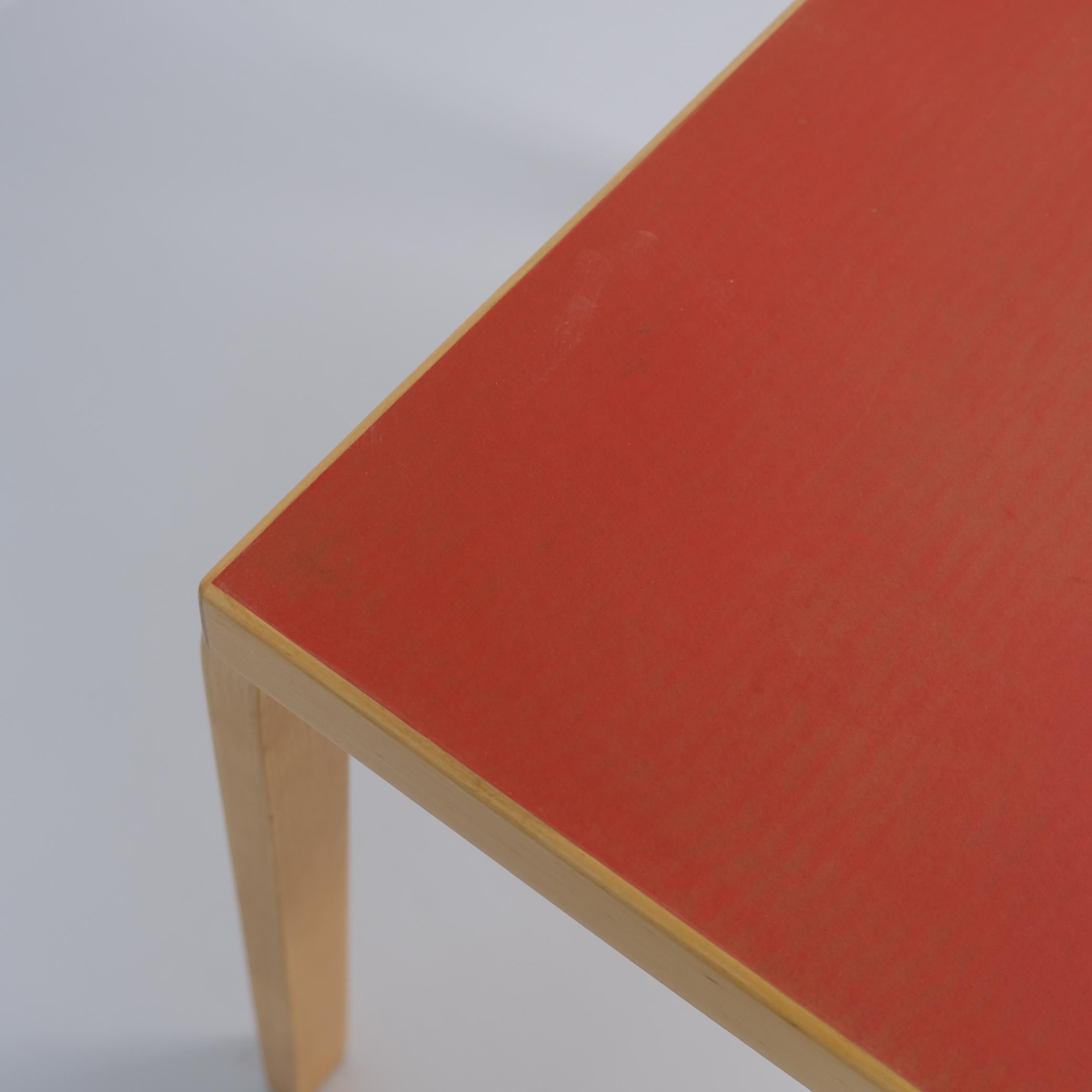 Alvar Aalto-Schreibtisch Modell K81 aus Birke und rotem Linoleum, Artek 1950er Jahre im Angebot 4