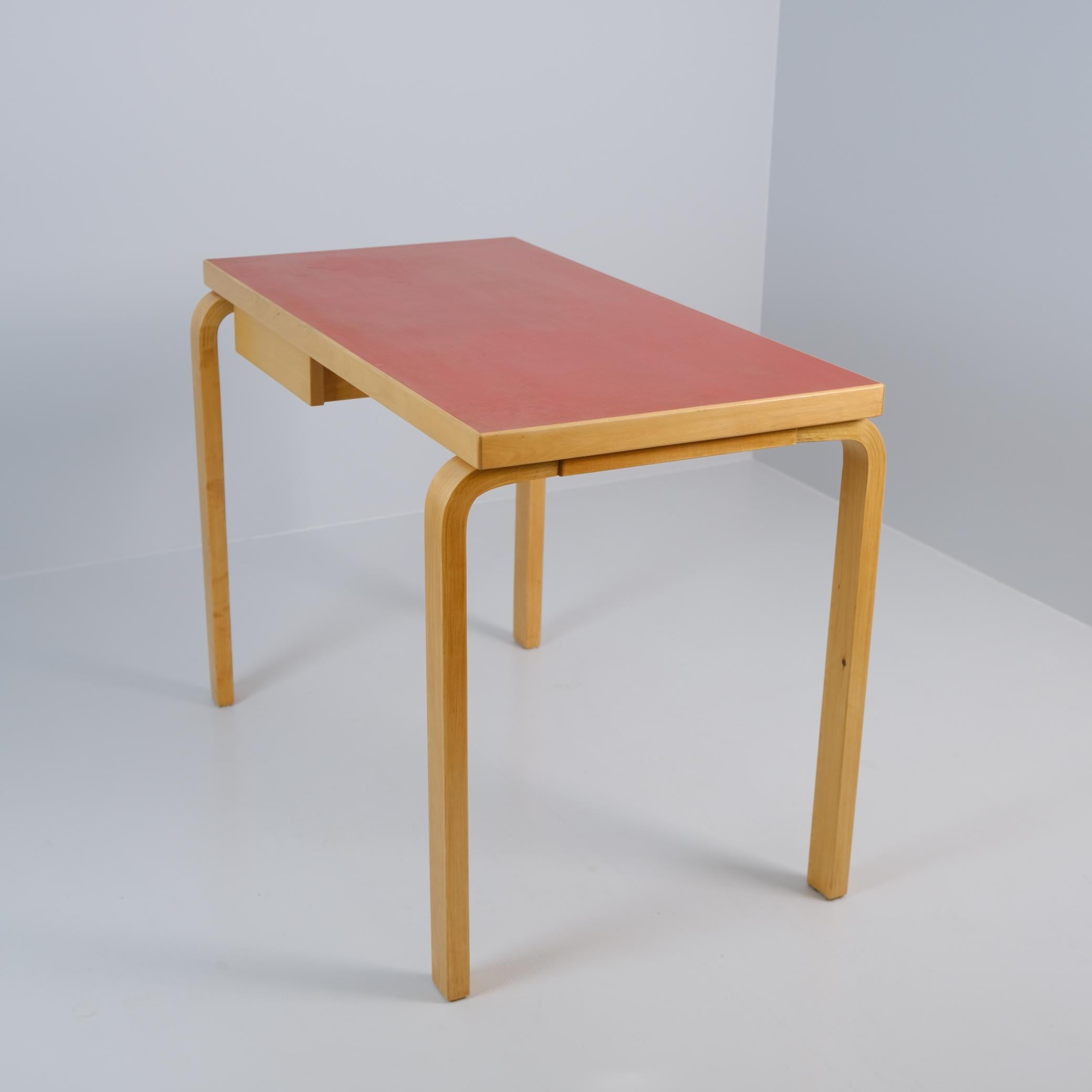 Alvar Aalto-Schreibtisch Modell K81 aus Birke und rotem Linoleum, Artek 1950er Jahre im Angebot 7