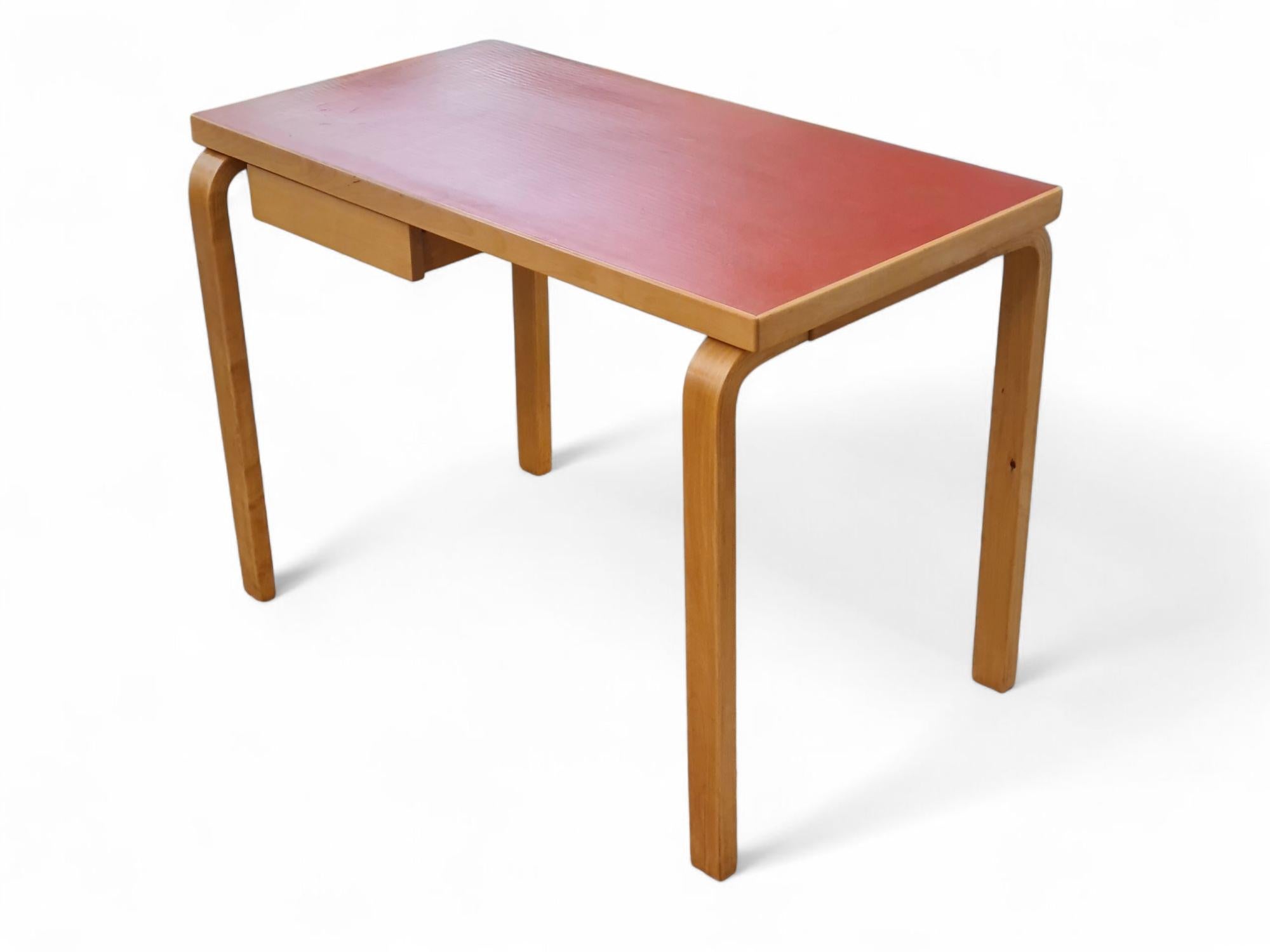 Ein seltener Mid-Century Modern Schreibtisch in Birke und rotem Linoleum Modell K81 hergestellt von Huonekalu- ja Rakennustyötehdas für Artek. Das minimalistische Design dieses Tisches, der bereits in den 1930er Jahren entworfen wurde, macht ihn für