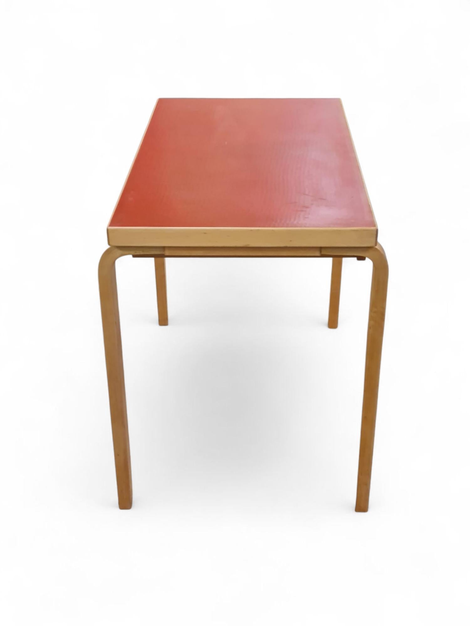 Alvar Aalto-Schreibtisch Modell K81 aus Birke und rotem Linoleum, Artek 1950er Jahre (Moderne der Mitte des Jahrhunderts) im Angebot