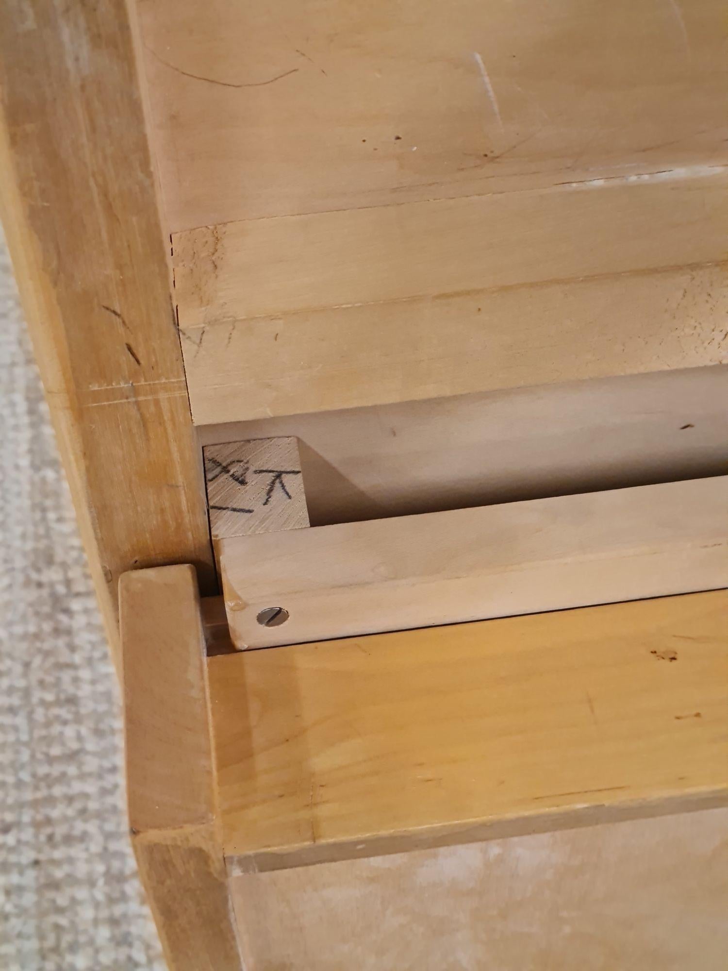 Alvar Aalto-Schreibtisch Modell K81 aus Birke und rotem Linoleum, Artek 1950er Jahre (Finnisch) im Angebot