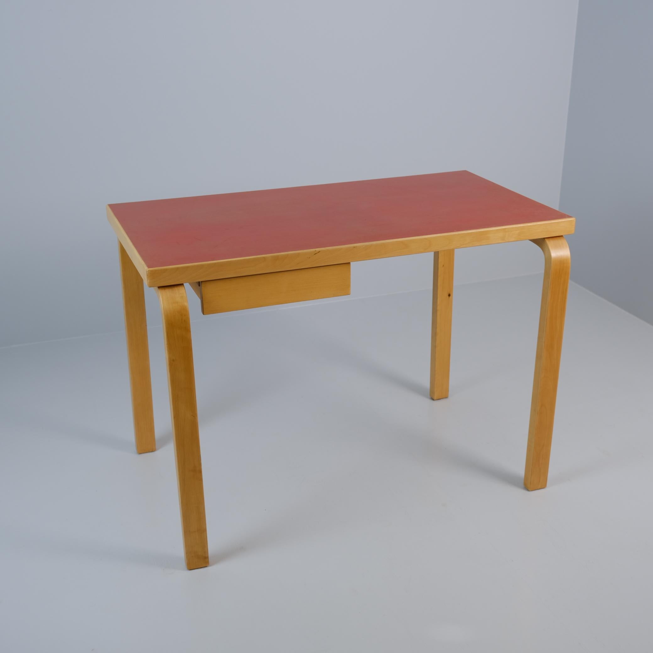 Ein seltener Mid-Century Modern Schreibtisch in Birke und rotem Linoleum Modell K81 hergestellt von Huonekalu- ja Rakennustyötehdas für Artek. Das minimalistische Design dieses Tisches, der bereits in den 1930er Jahren entworfen wurde, macht ihn für