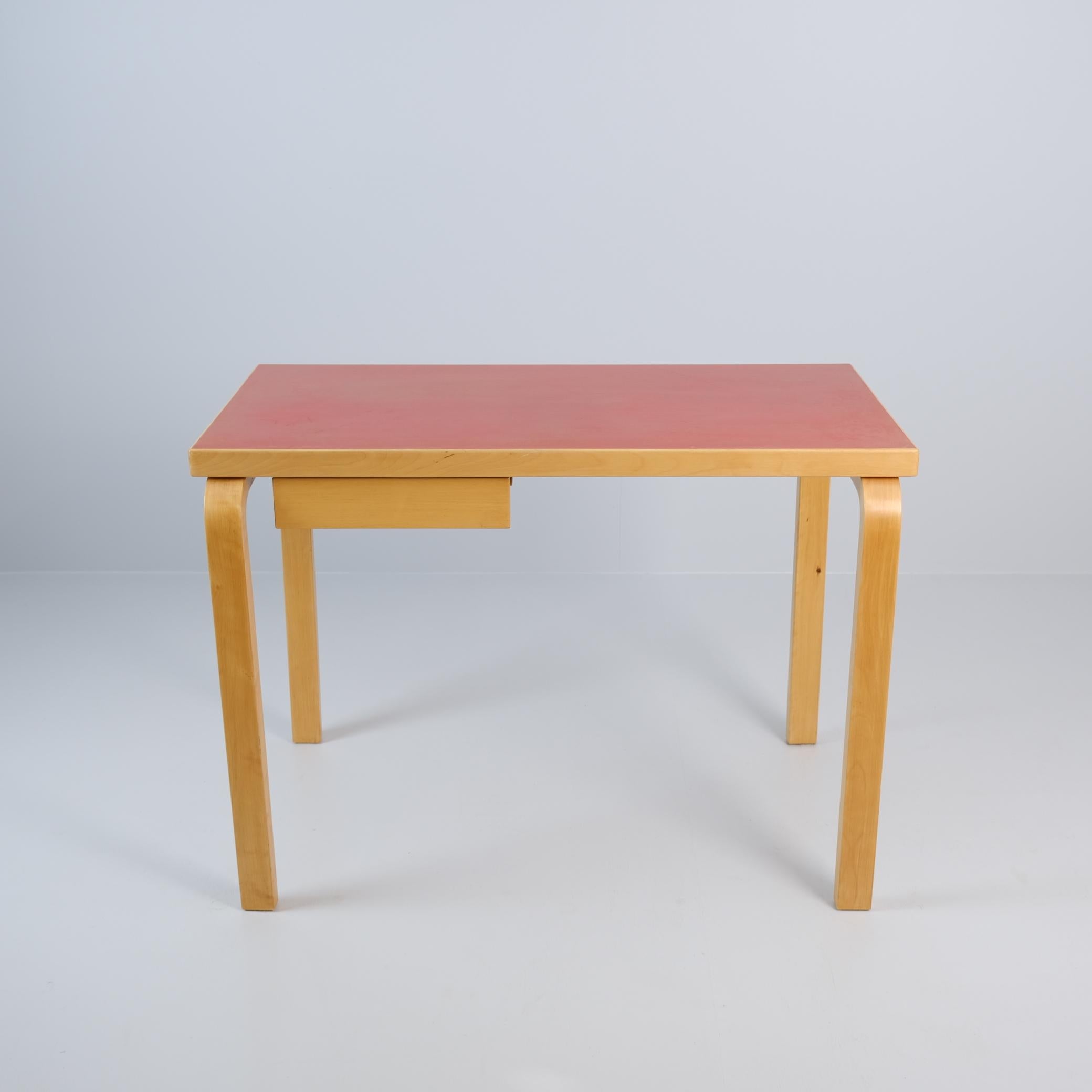 Alvar Aalto-Schreibtisch Modell K81 aus Birke und rotem Linoleum, Artek 1950er Jahre (Moderne der Mitte des Jahrhunderts) im Angebot