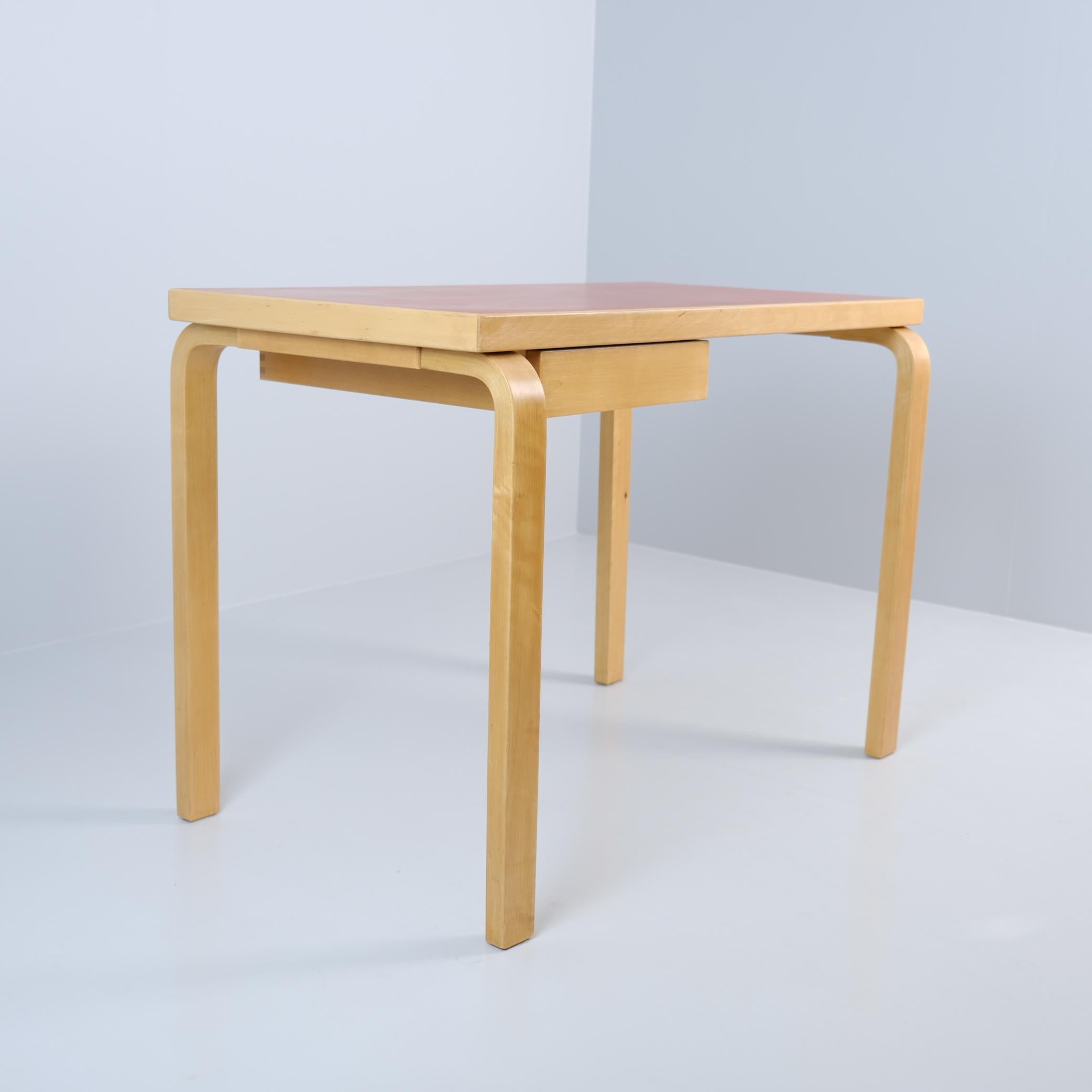 Alvar Aalto-Schreibtisch Modell K81 aus Birke und rotem Linoleum, Artek 1950er Jahre (Finnisch) im Angebot