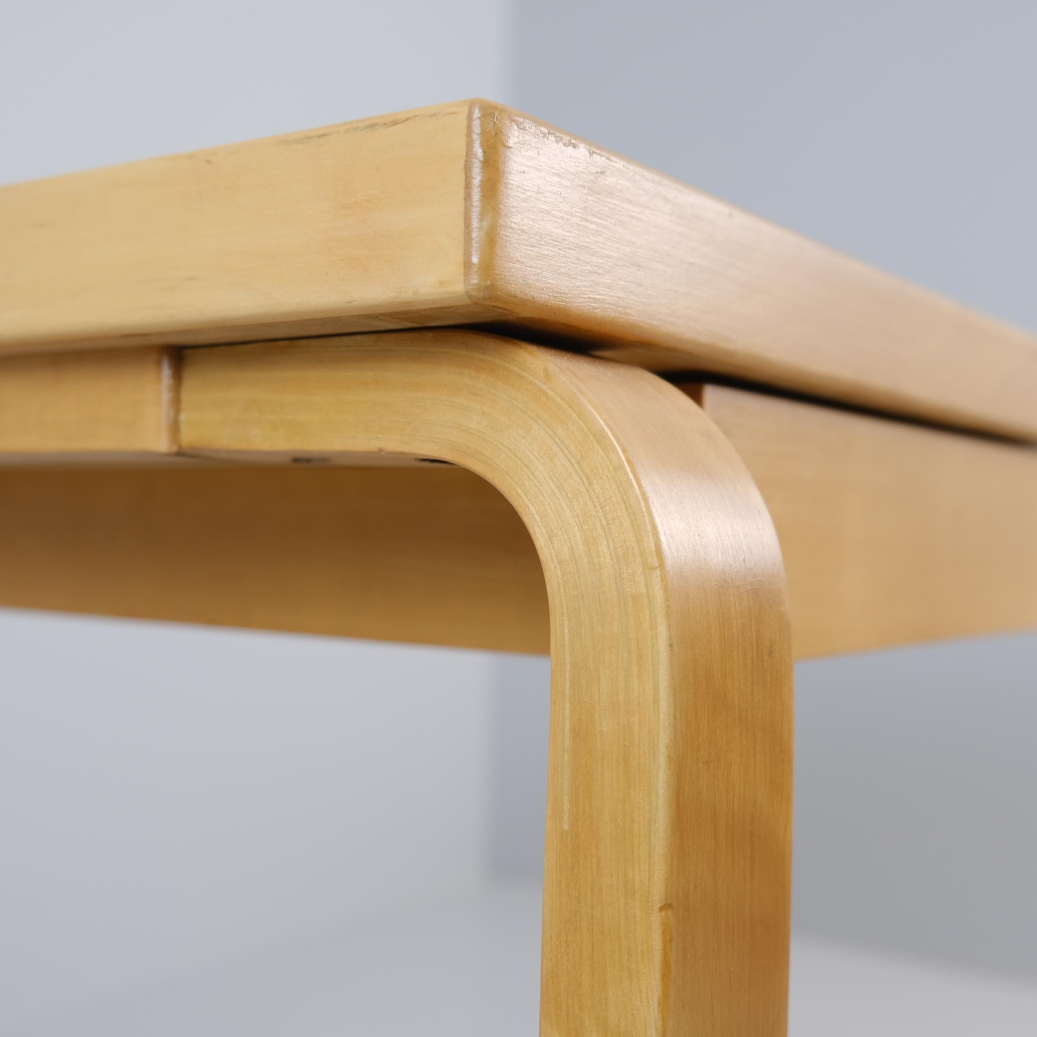 Alvar Aalto-Schreibtisch Modell K81 aus Birke und rotem Linoleum, Artek 1950er Jahre im Zustand „Gut“ im Angebot in Helsinki, FI