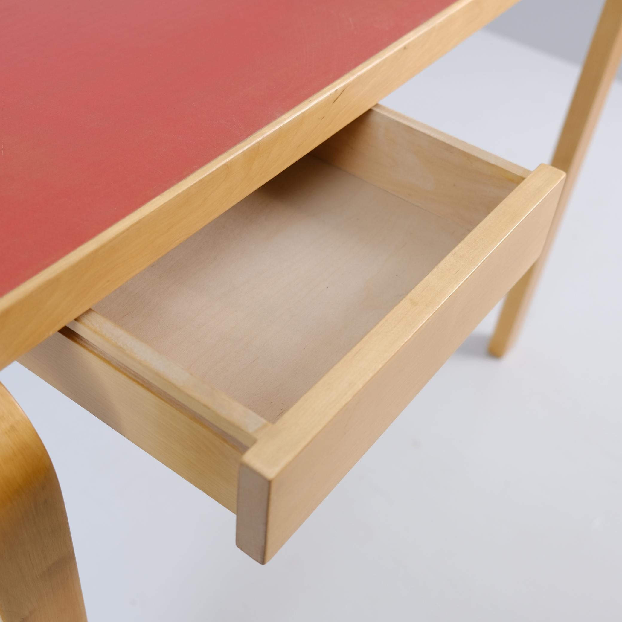 Alvar Aalto-Schreibtisch Modell K81 aus Birke und rotem Linoleum, Artek 1950er Jahre (Mitte des 20. Jahrhunderts) im Angebot