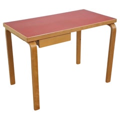 Mesa de escritorio Alvar Aalto Modelo K81 en abedul y linóleo rojo, Artek Años 50