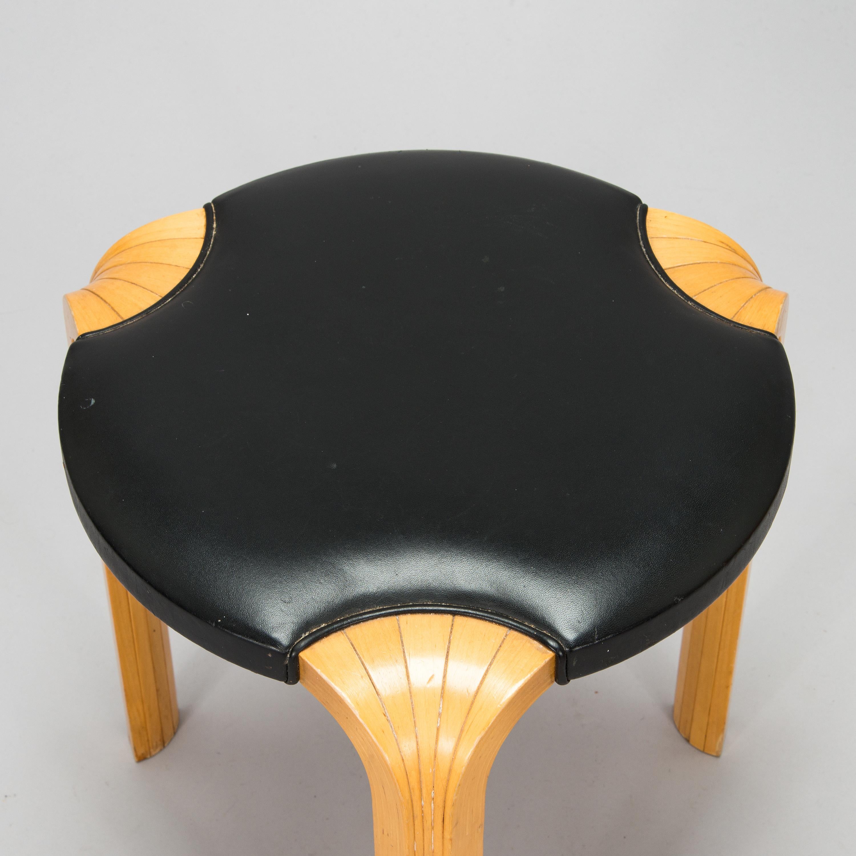 Alvar Aalto, 1960s 'X600' stool for Artek.

Fan-shaped birch legs, upholstered black leather seat. Measure: height 45 cm. Manufacturer's stamp.