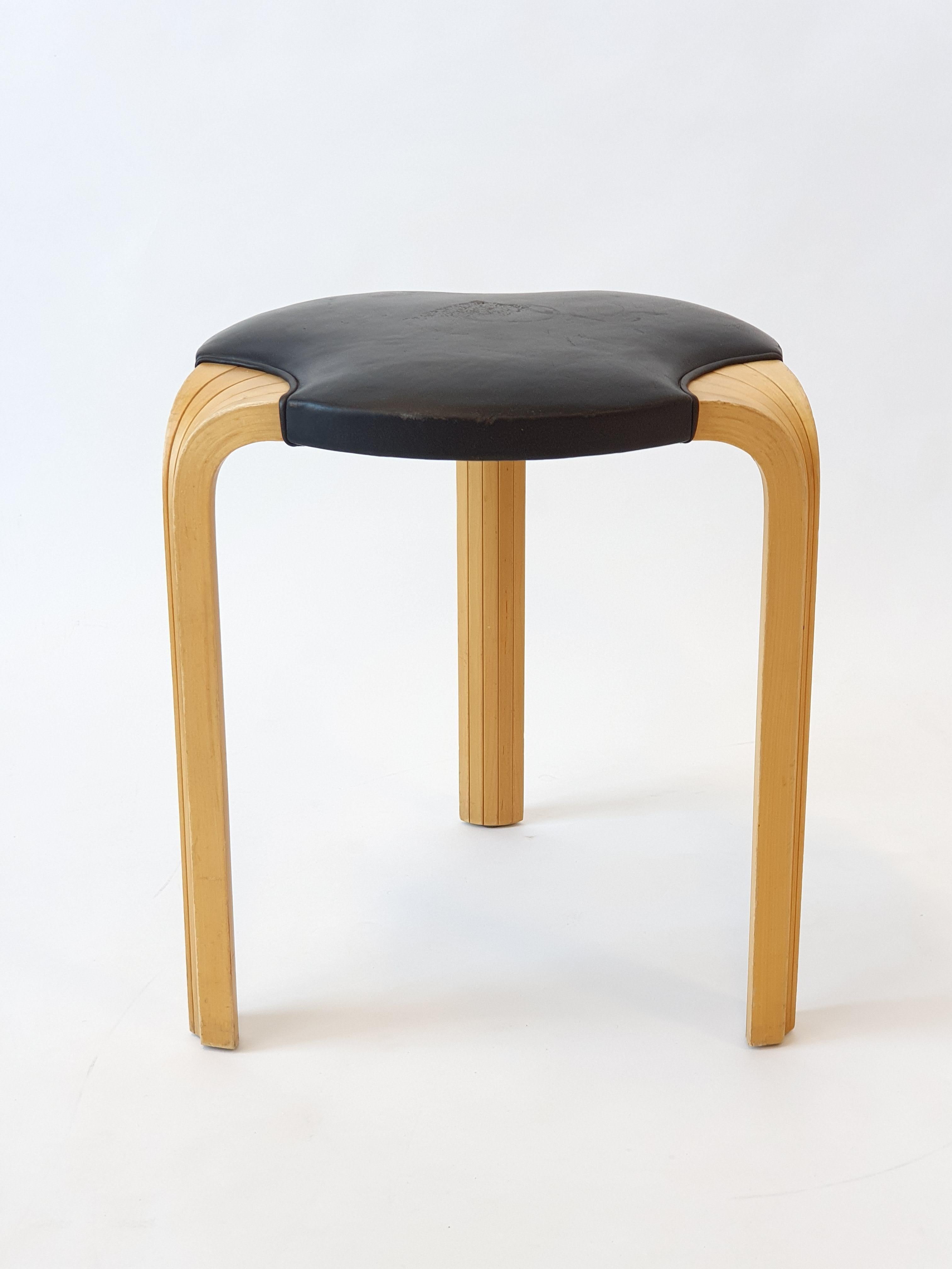 Taburete Artek X600, diseñado por Alvar Aalto. Abedul con tapicería original de cuero negro. En buen estado de uso. Desgaste superficial del cuero. Gran pátina de antigüedad.

El taburete Artek X600 fue diseñado por Alvar Aalto en 1954. El taburete