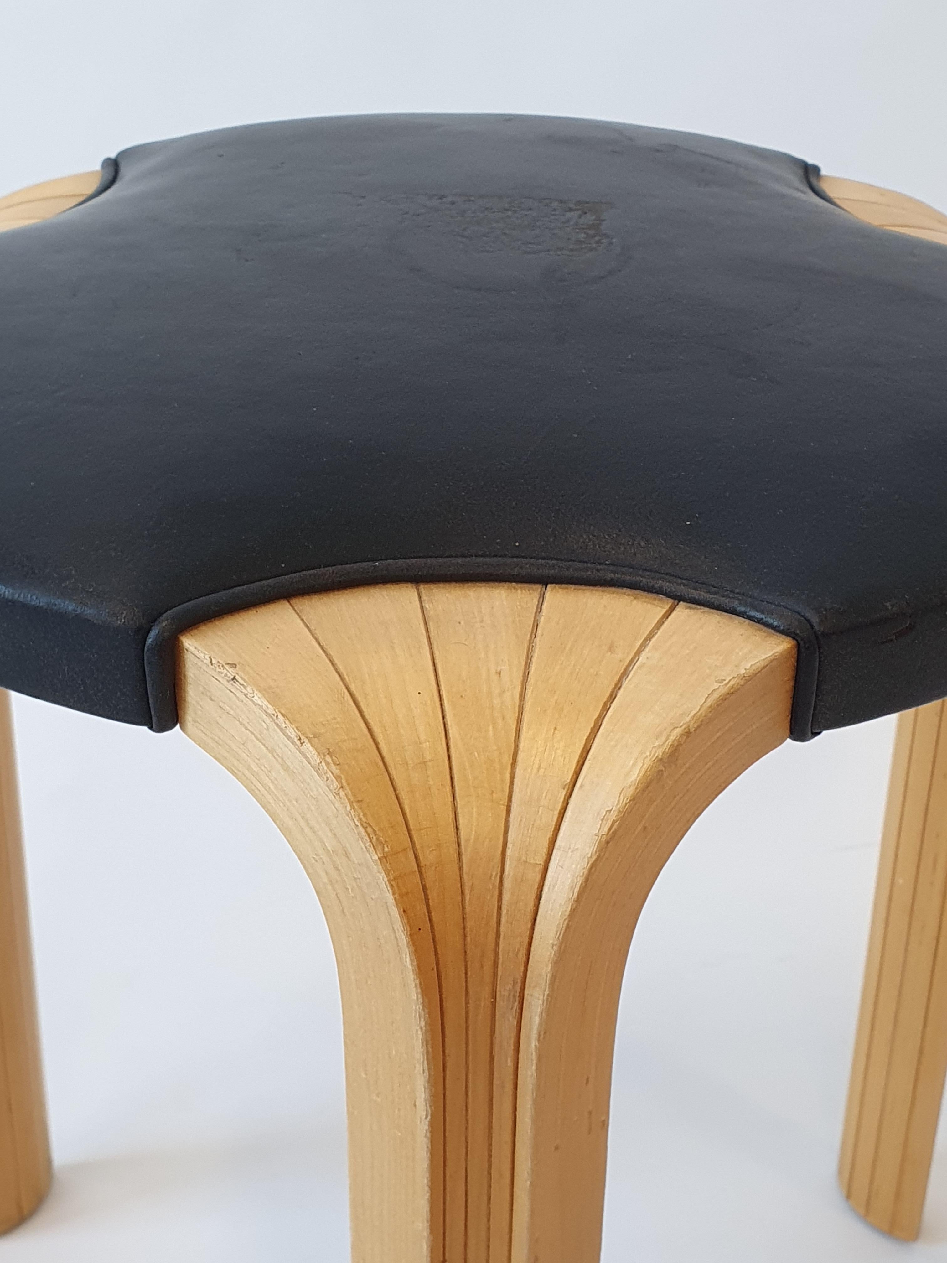 Taburete Alvar Aalto X600 de Artek Abedul y cuero Finlandés en venta