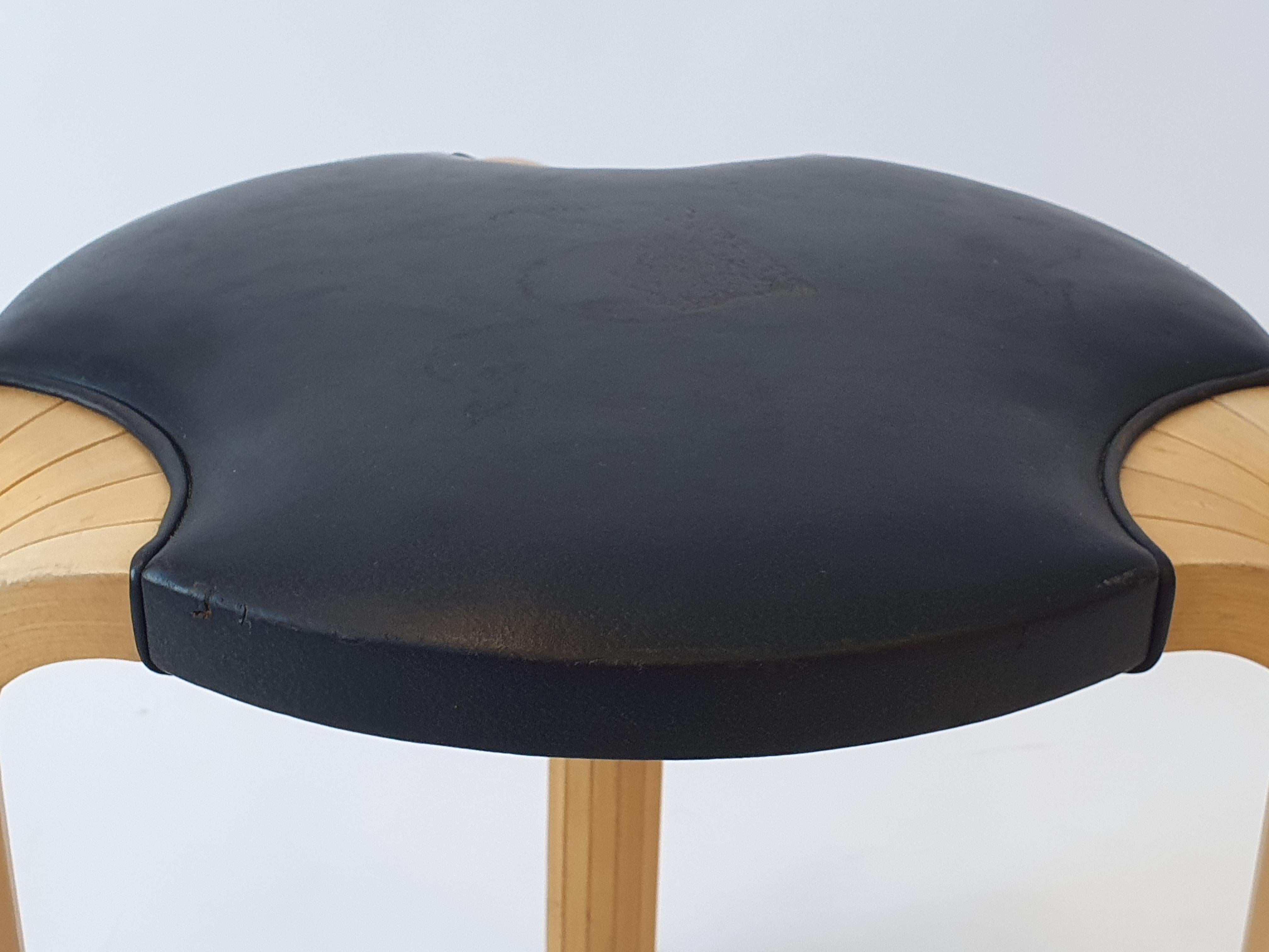 Taburete Alvar Aalto X600 de Artek Abedul y cuero en Bueno estado para la venta en Espoo, FI