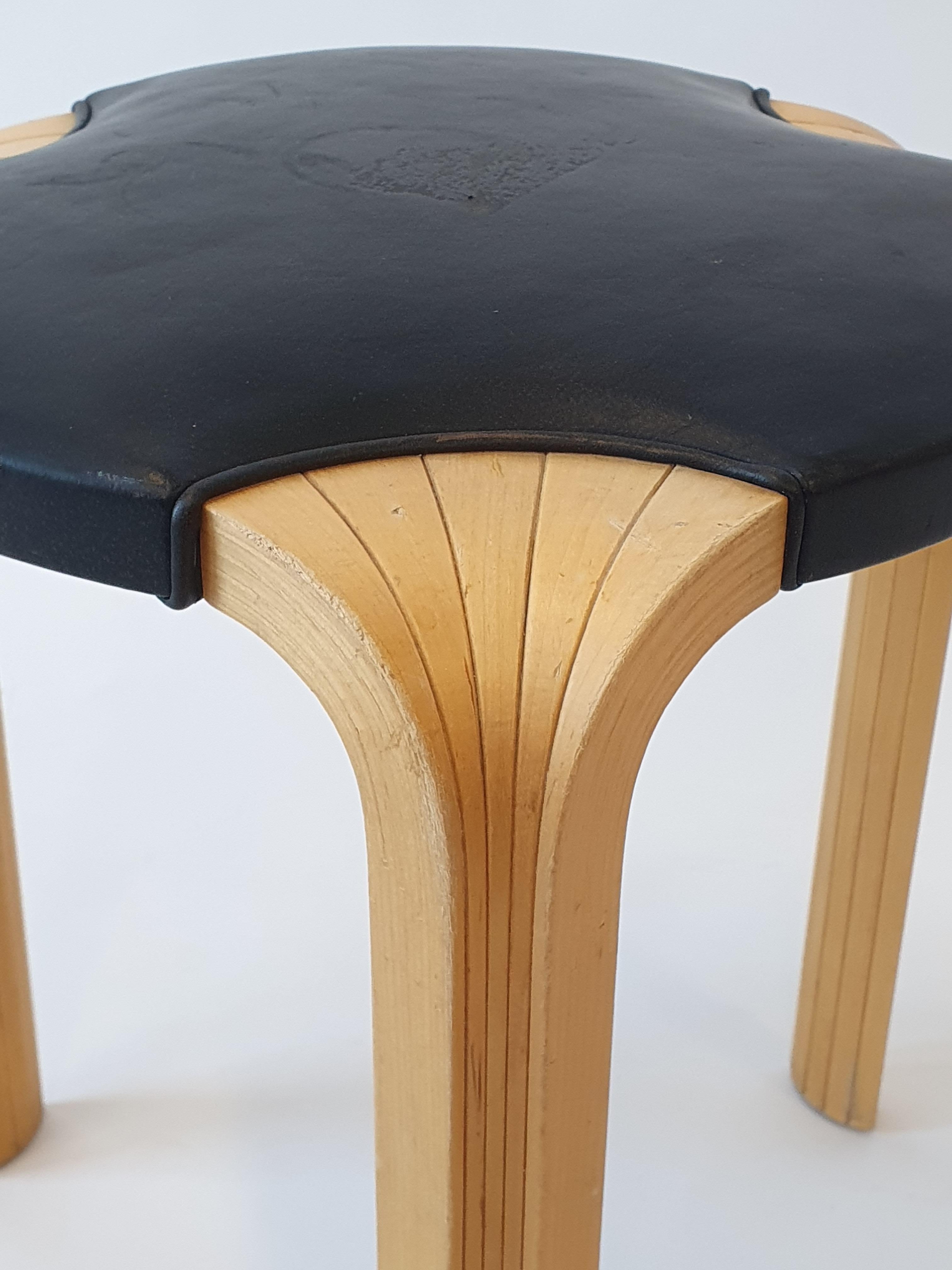 Taburete Alvar Aalto X600 de Artek Abedul y cuero mediados del siglo XX en venta