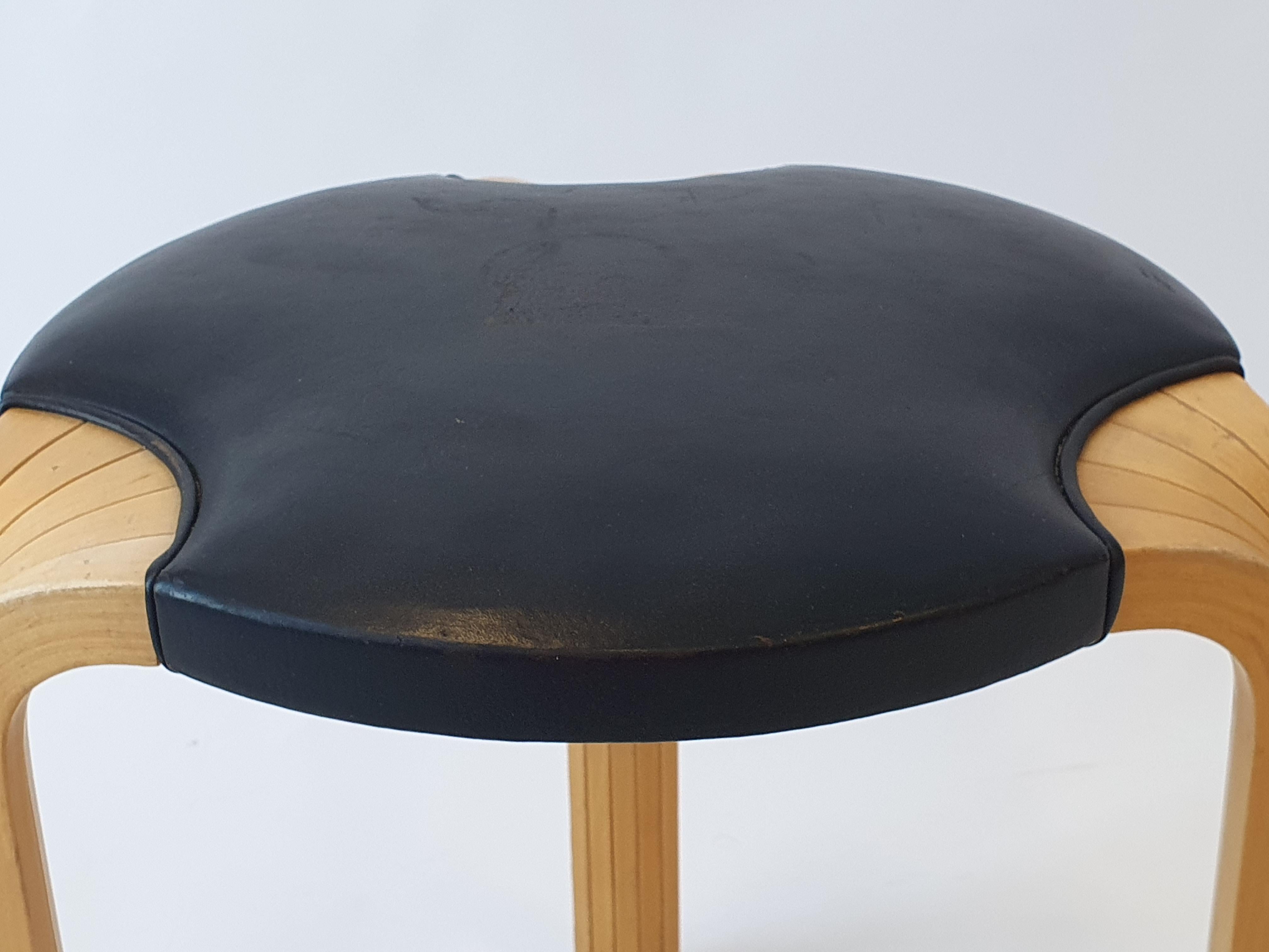 Taburete Alvar Aalto X600 de Artek Abedul y cuero Cuero en venta
