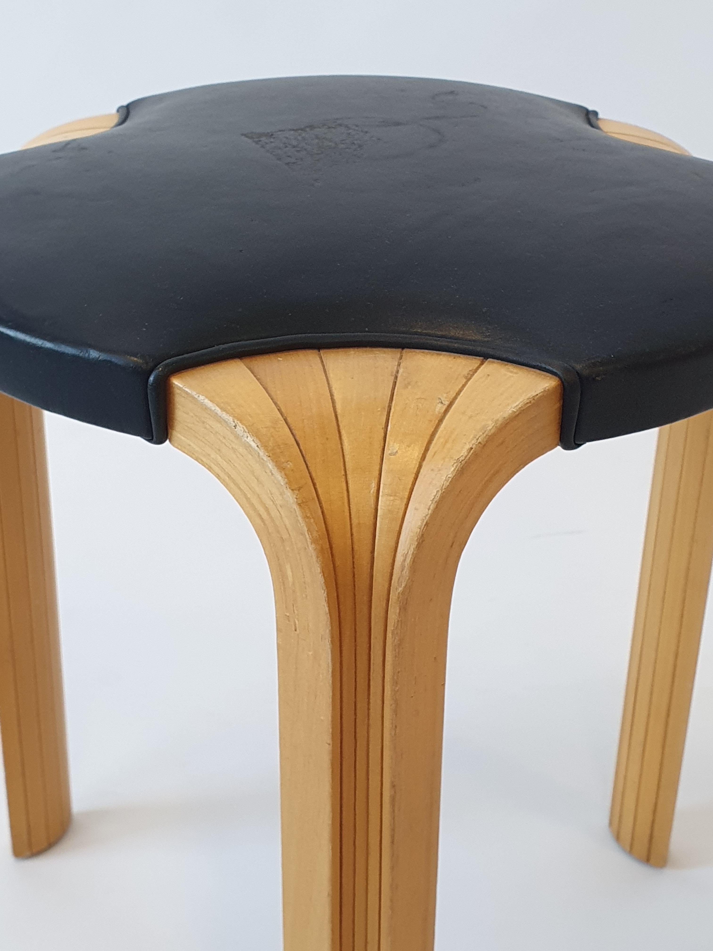 Taburete Alvar Aalto X600 de Artek Abedul y cuero en venta 1
