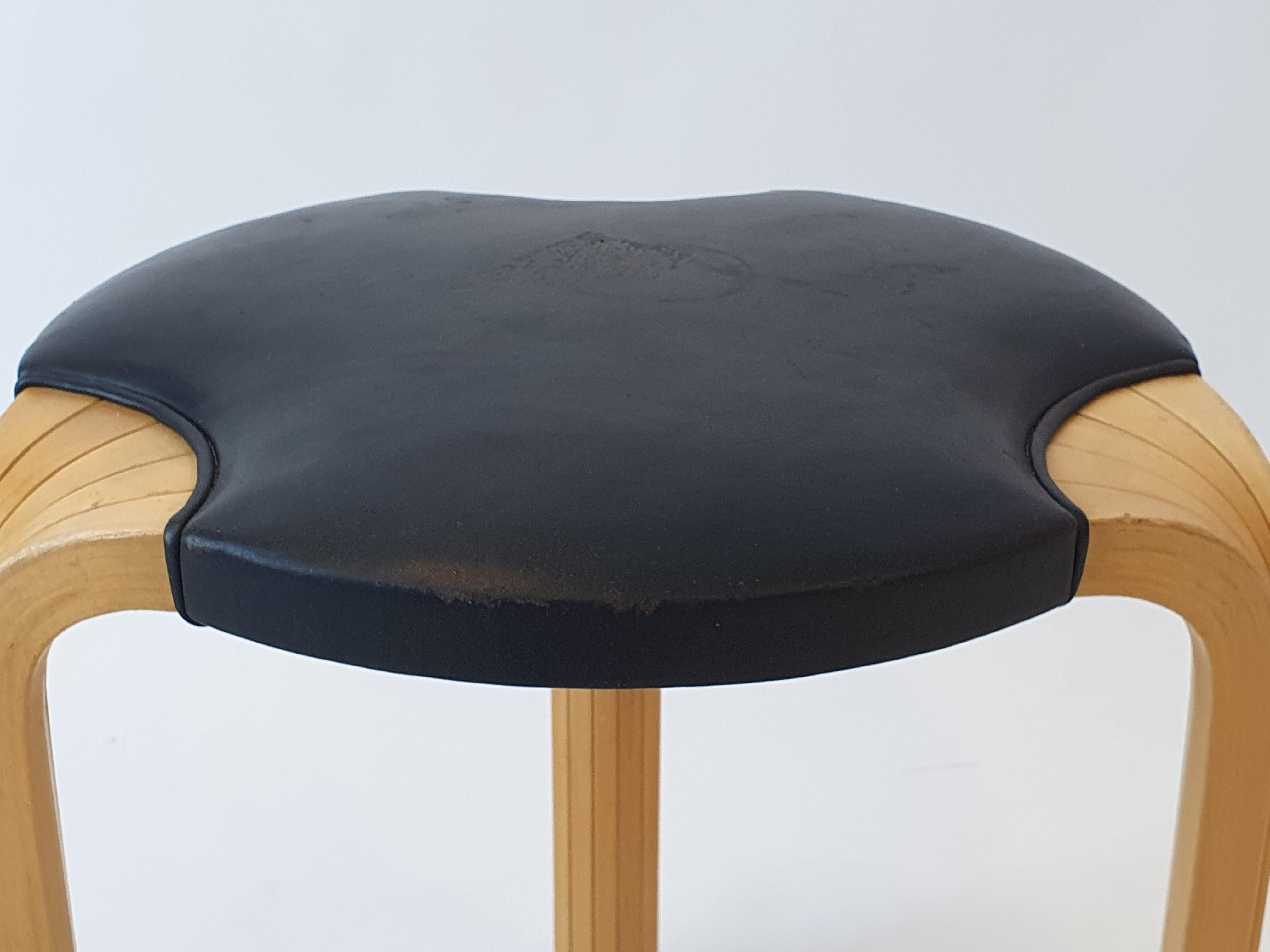 Taburete Alvar Aalto X600 de Artek Abedul y cuero en venta 2