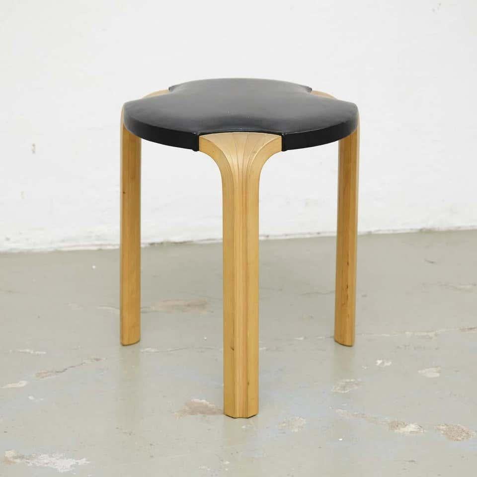 'Fan leg' stool, model no. X602 designed by Alvar Aalto.
Manufactured by Artek, Finland, circa 1950.

In good original condition, with minor wear consistent with age and use, preserving a beautiful patina.

Materials:
Birch