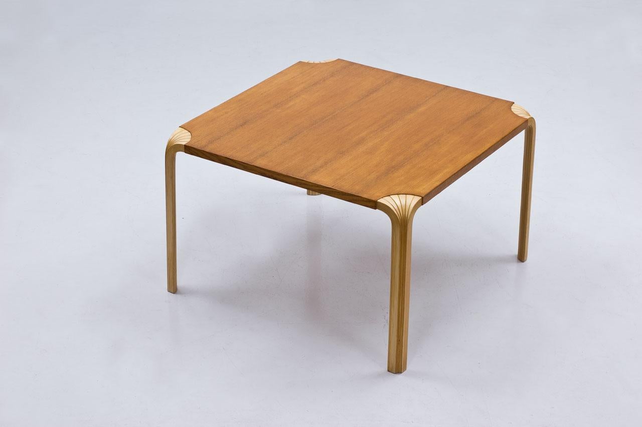 Fan legged “X800? coffee/ side table
designed by Alvar Aalto in 1954.
Manufactured by Artek in Finland.
Stained ash veneer square top
with solid birch legs. Fan-shaped
legs made from sawing an Aalto leg
into five parts. Legs are dowelled