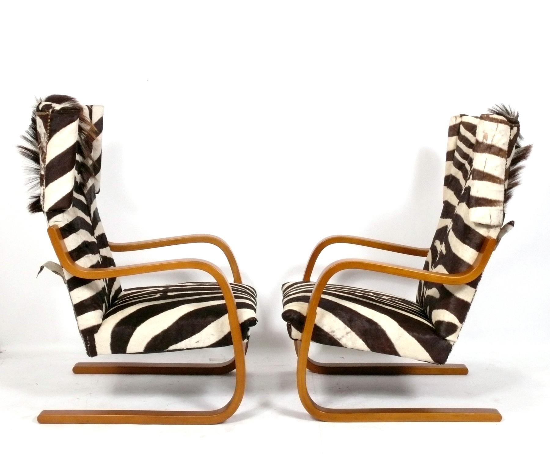 Sedie lounge con schienale alto e a sbalzo in pelle di zebra, disegnate da Alvar Aalto per Artek, Finlandia, originariamente progettate intorno agli anni '30, questi esemplari sono degli anni '50 circa. Si tratta di un paio vicino, in quanto