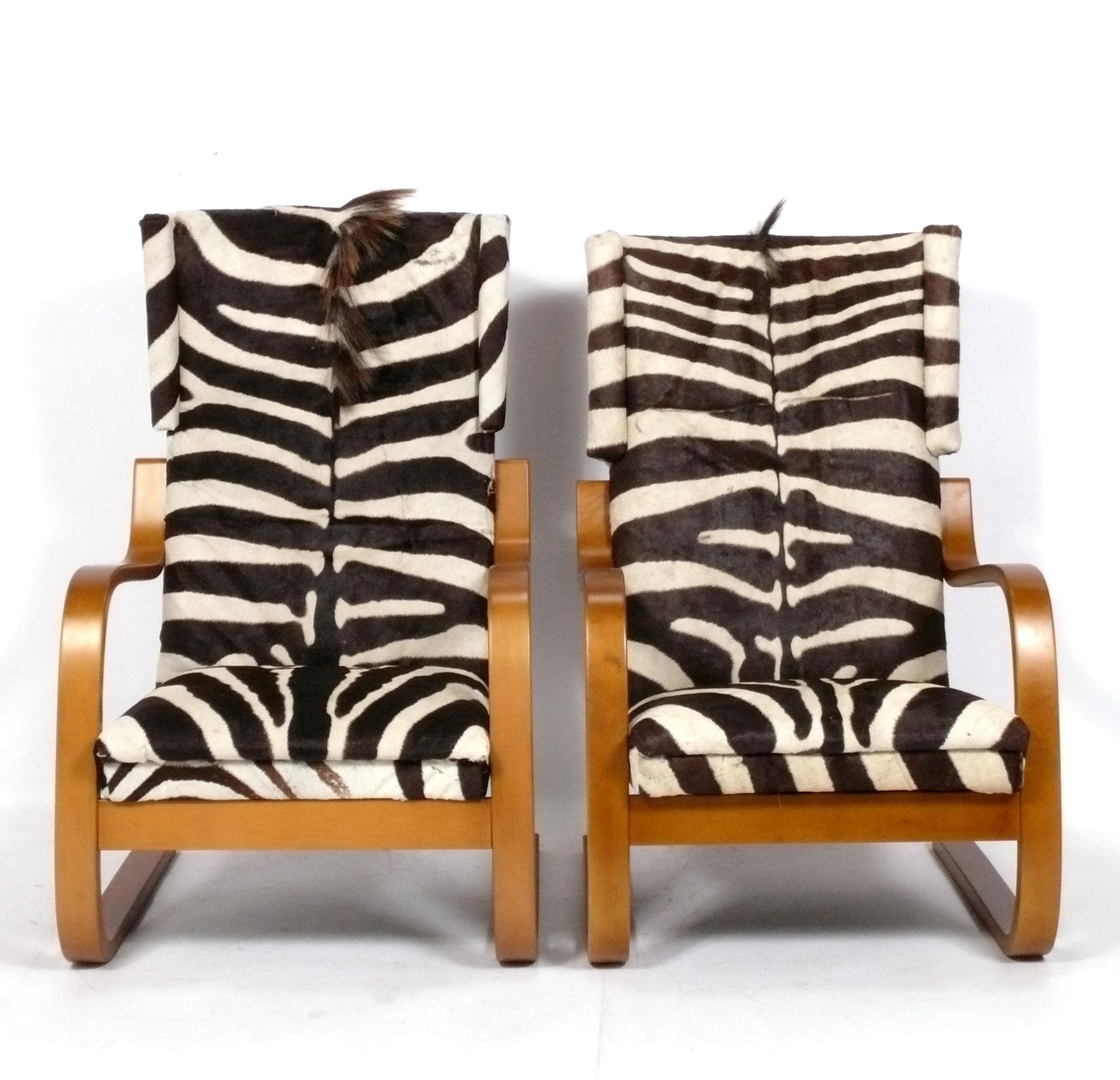 Mid-Century moderno Alvar Aalto Zebra Hide Lounge Chairs Design danese moderno del Medioevo per Artek in vendita