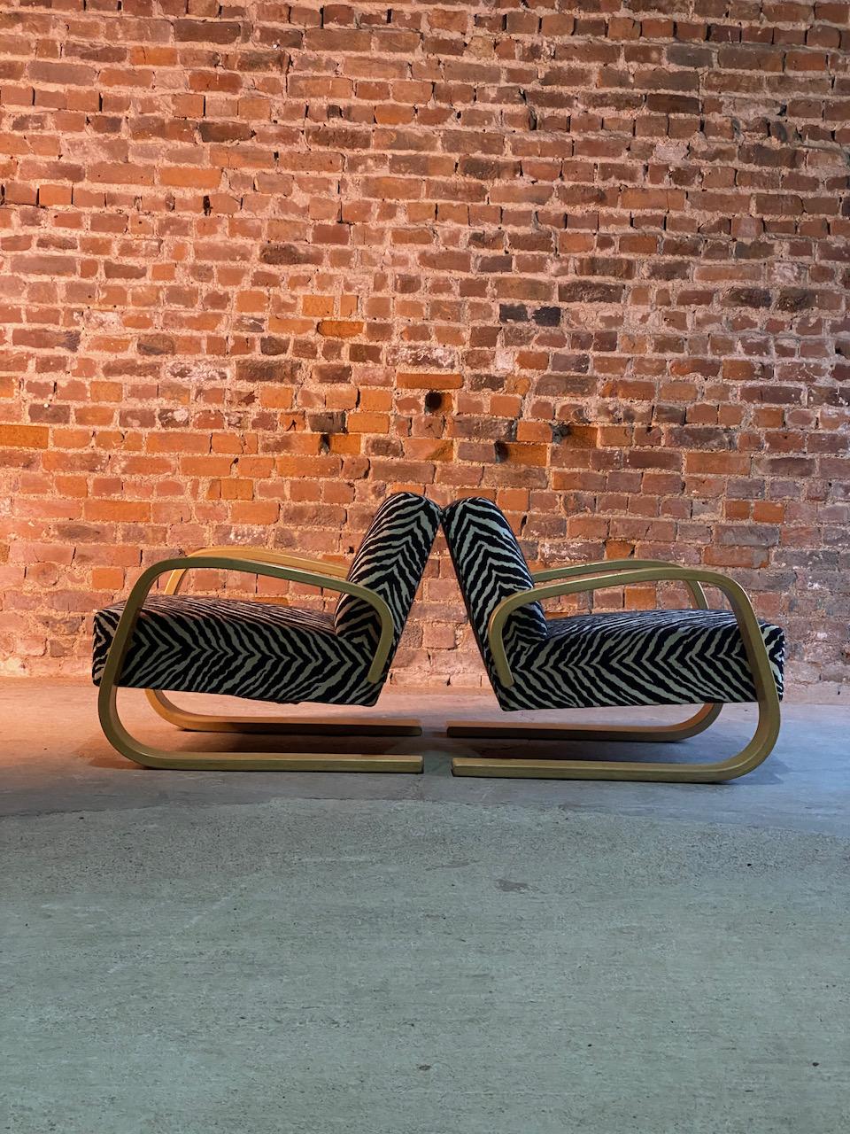 Alvar Aalto Zebra Tank Chairs Model 400 Pair by Artek, Finland, circa 1970 In Good Condition In Longdon, Tewkesbury