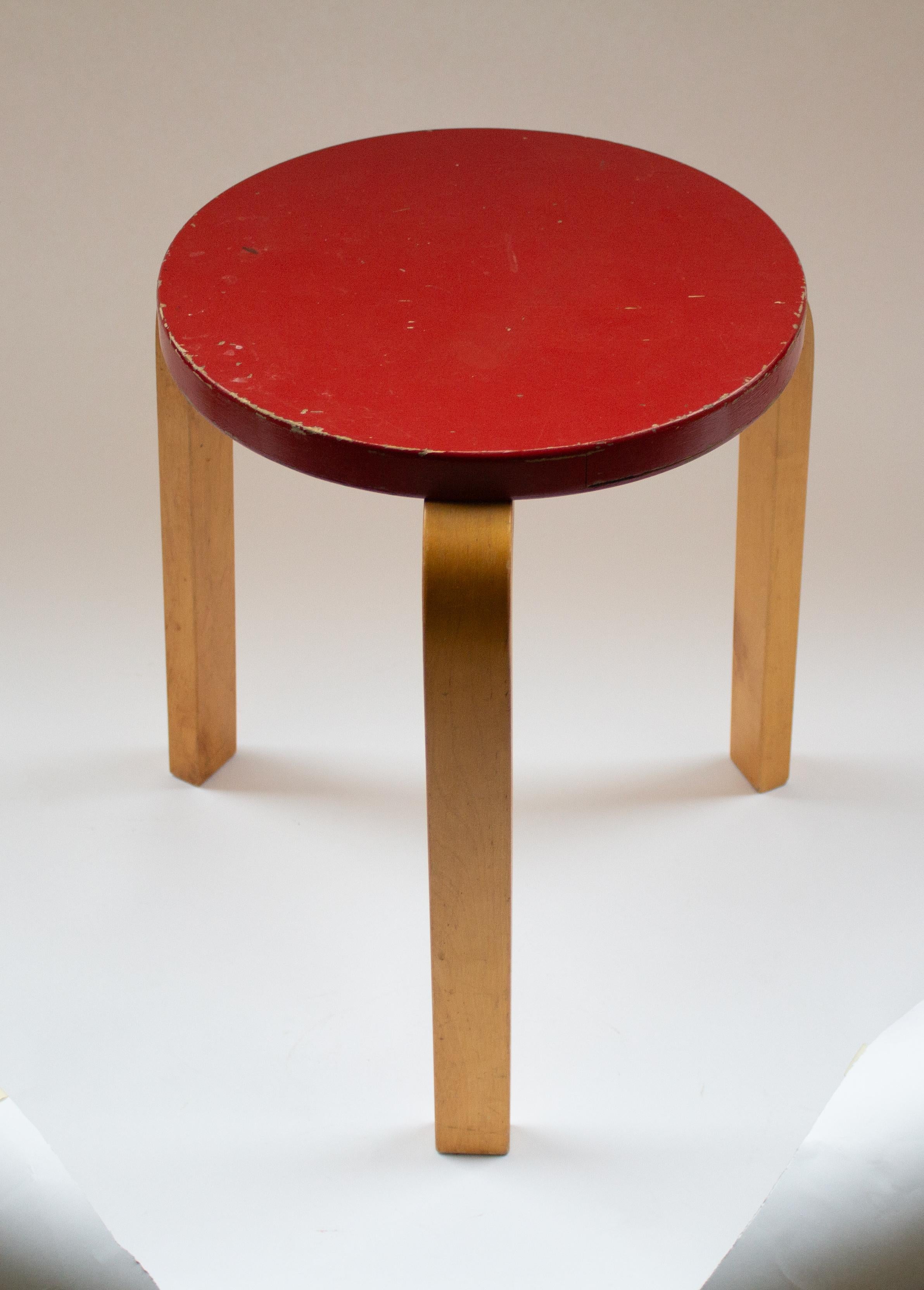 L'emblématique Tabouret 60 d'Alvar Aalto, des années 1950 d'Artek, est la quintessence du mobilier minimaliste, suffisamment polyvalent pour servir de siège, de table, de meuble de rangement ou même de surface d'exposition. Cette création