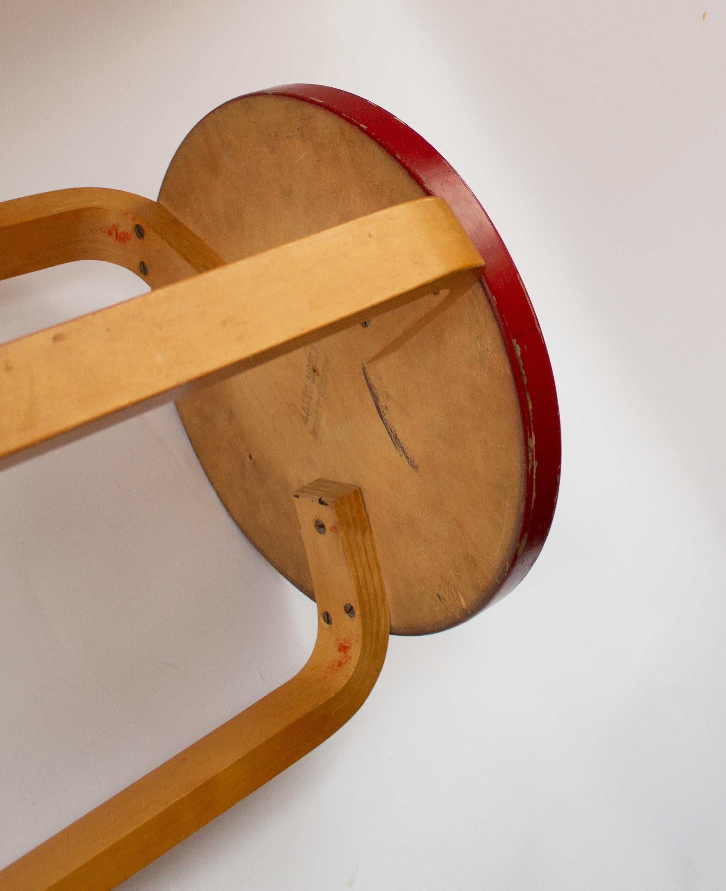 Alvar Aalto's iconic Stool 60, from Artek 1950s In Good Condition For Sale In Stockholm, SE