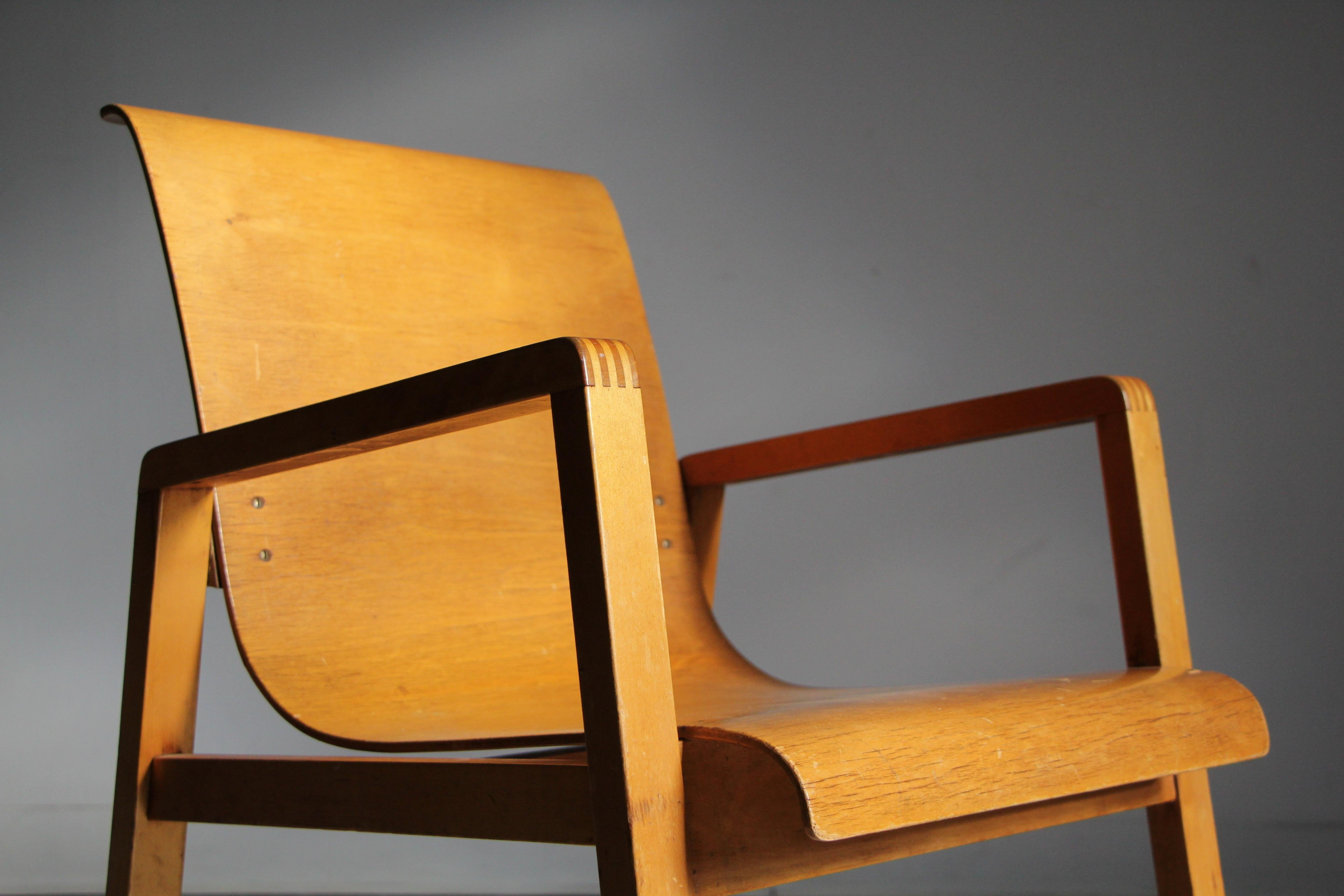 Les meubles d'Alvar et d'Aino Aalto ont émergé de l'Europe d'après-guerre le 11 février 1947 avec l'ouverture de Finsven, un importateur disposant d'une petite salle d'exposition au 925 Madison Ave, à New York. Cette 