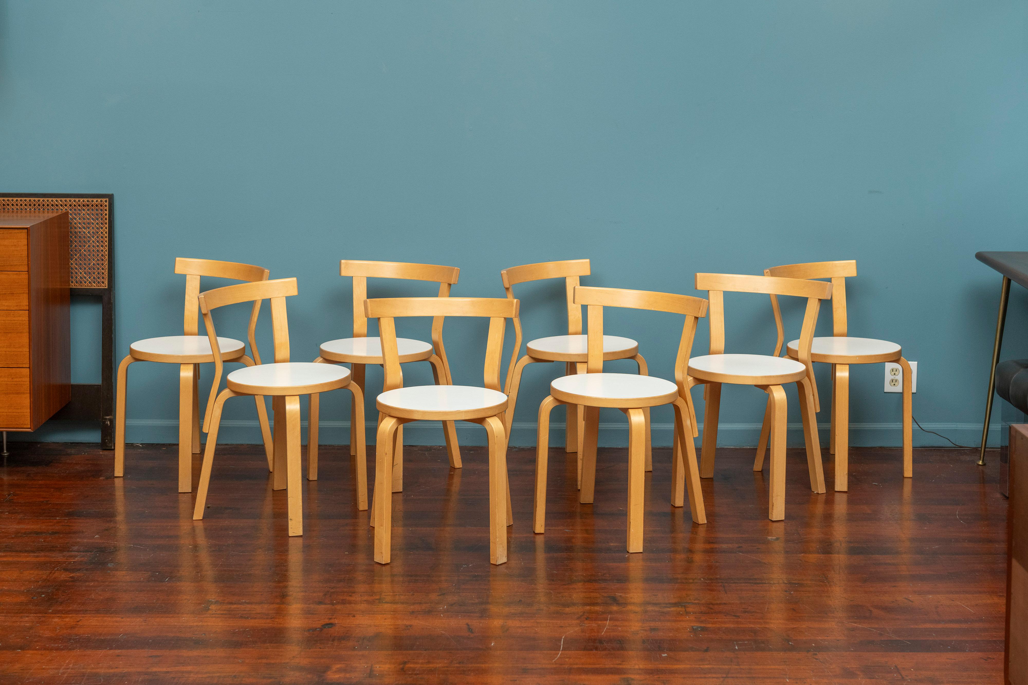 Chaises de salle à manger Alavar Aalto modèle 68, Finlande. Ensemble vintage de huit chaises de salle à manger Whiting 68, en bouleau avec des sièges en stratifié blanc. En bon état vintage, prêt à être apprécié.