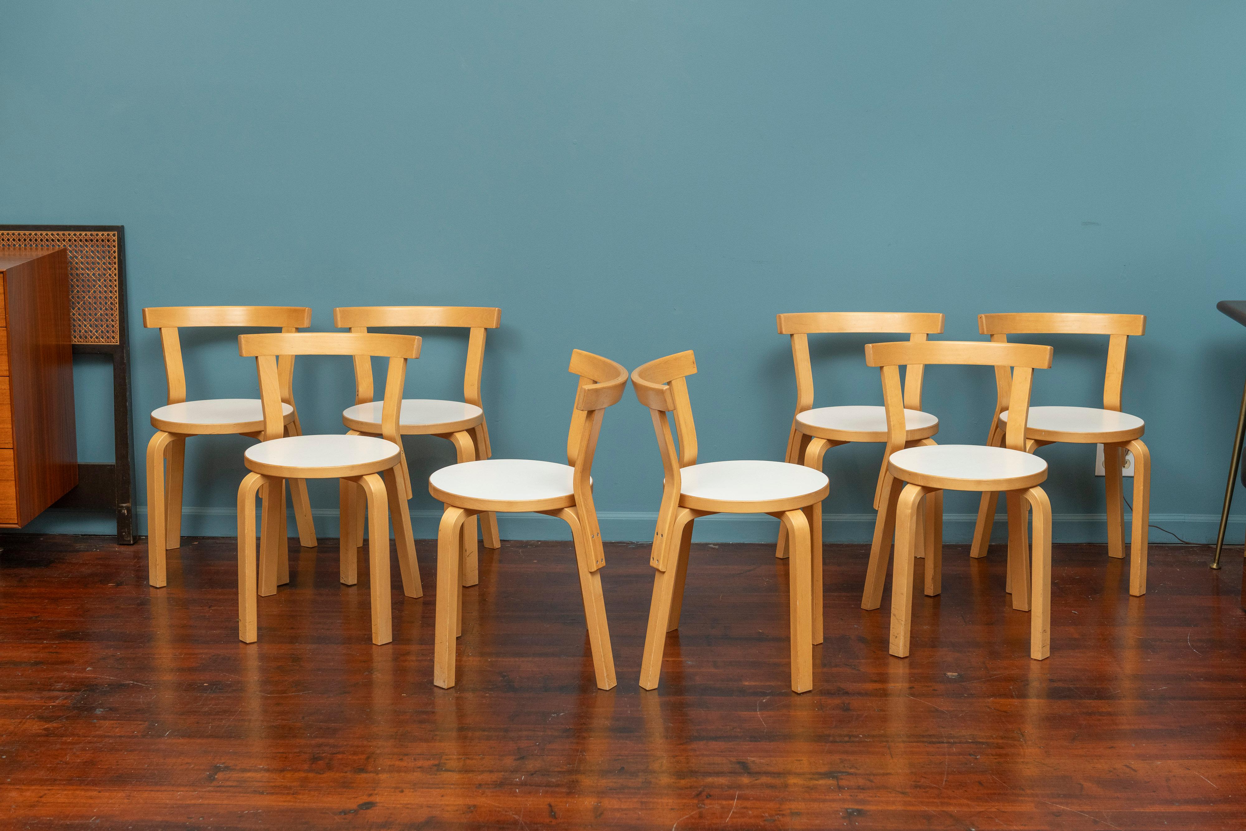Finlandais Chaises de salle à manger Alvar Aalto modèle 68 en vente