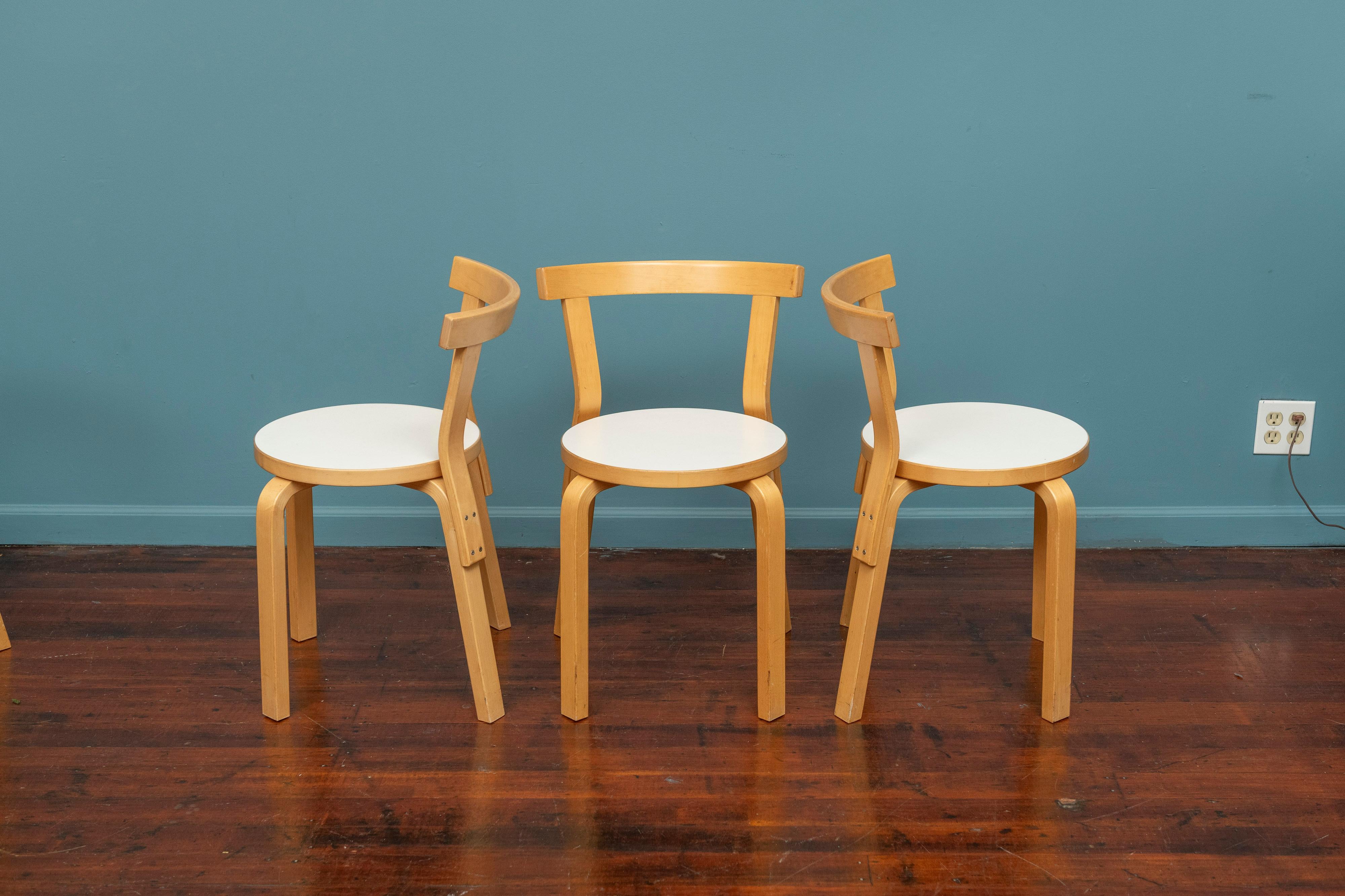 Fin du 20e siècle Chaises de salle à manger Alvar Aalto modèle 68 en vente