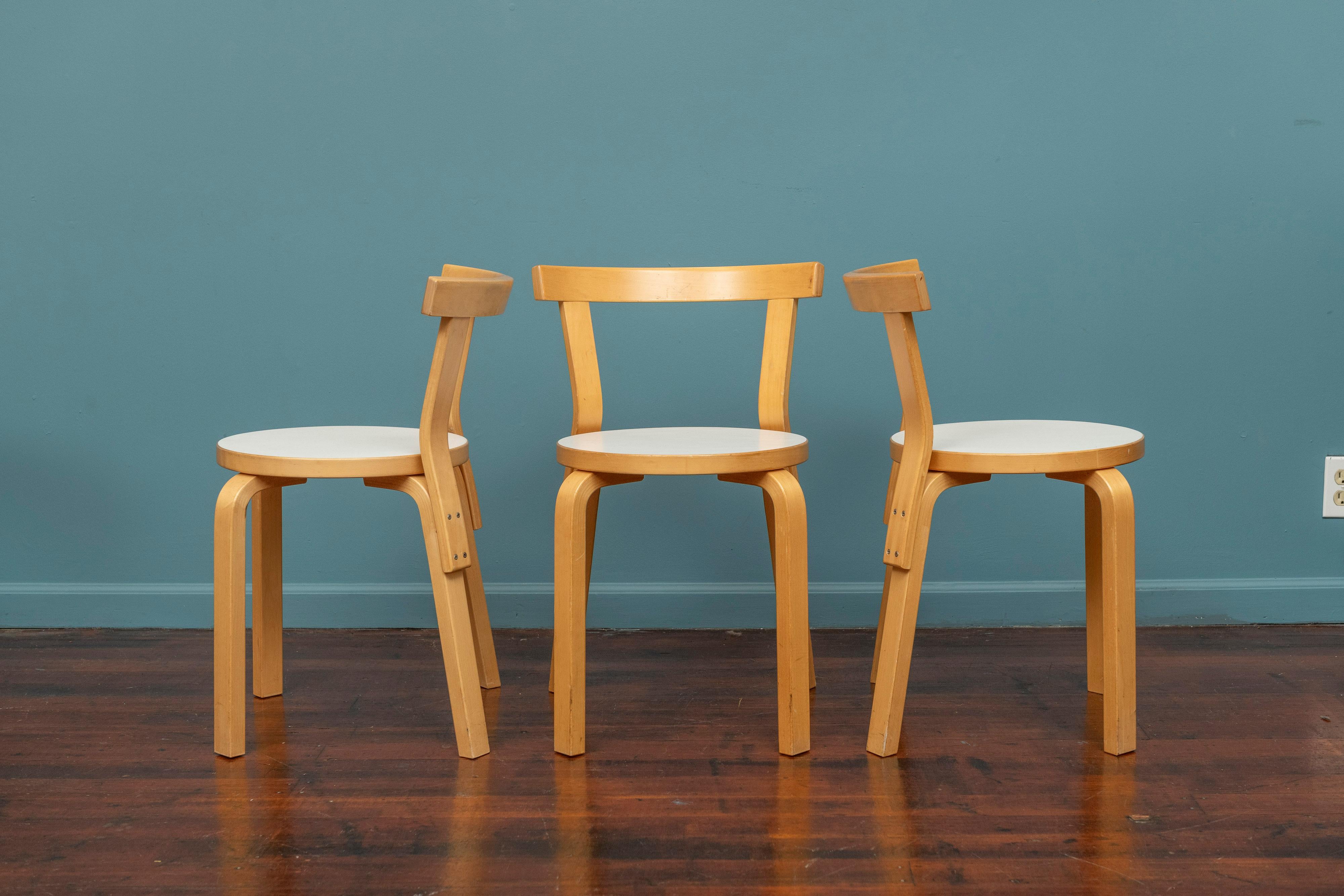Stratifié Chaises de salle à manger Alvar Aalto modèle 68 en vente