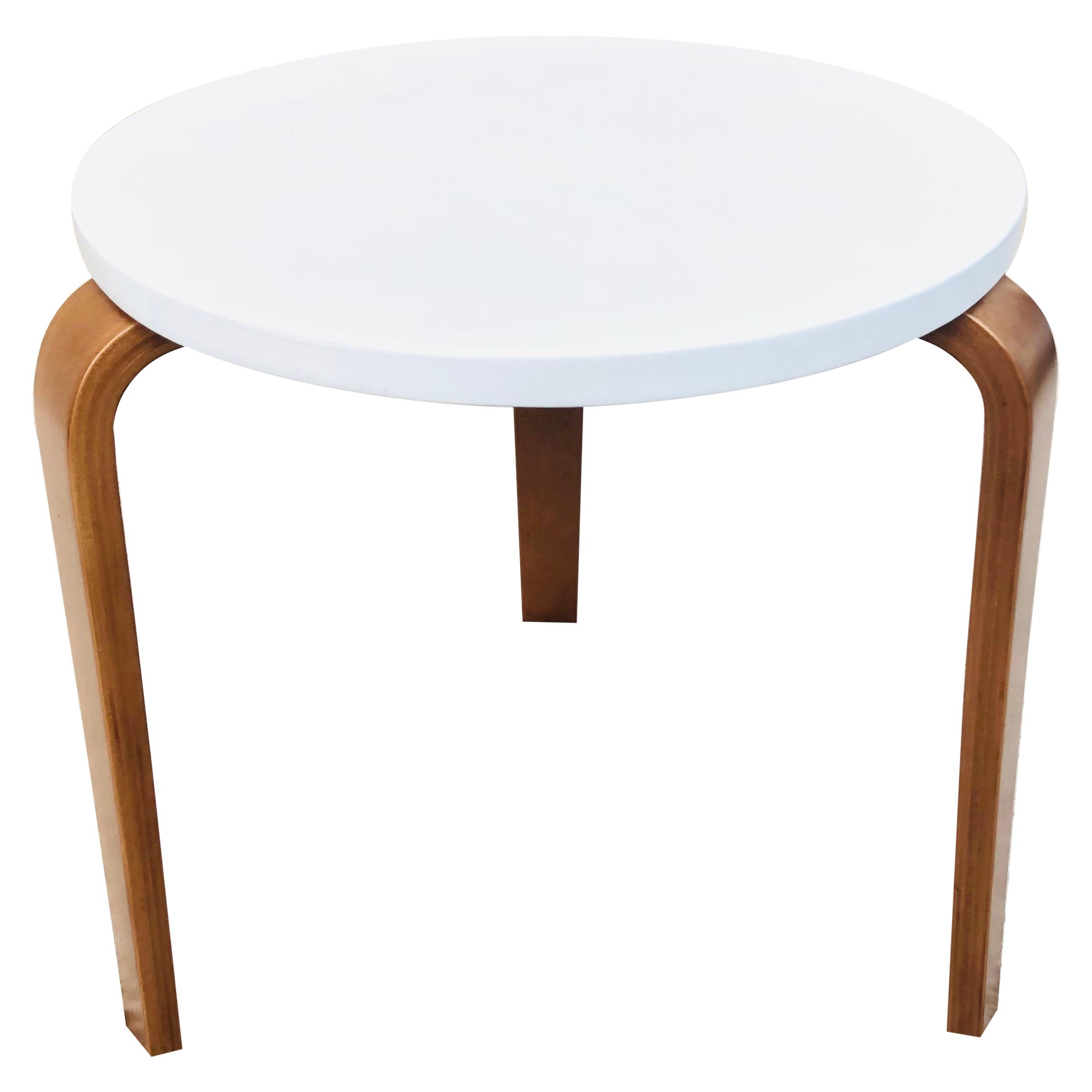 Petite table/tabouret en bois cintré européen laqué du milieu du siècle dernier de style Alvar Alto