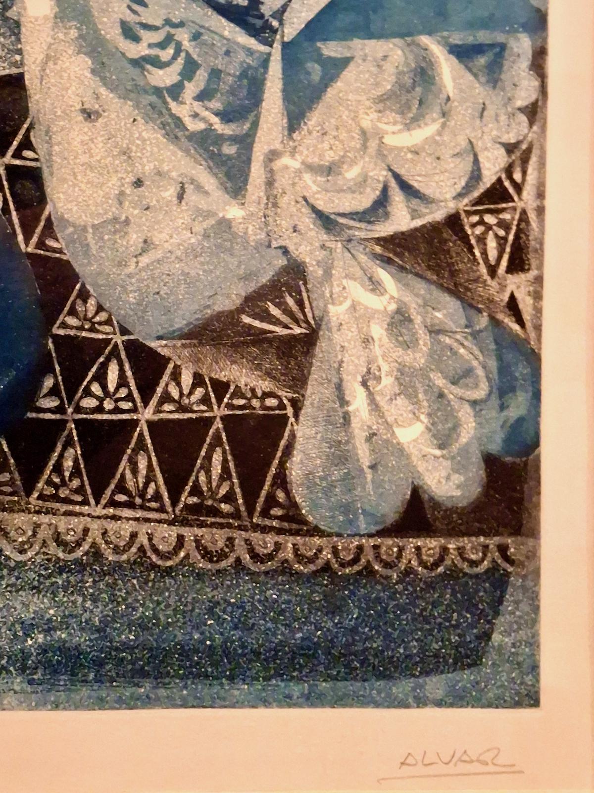 Eine Frau mit wallendem Haar spielt so schön auf ihrer Gitarre, dass sie die ganze Aufmerksamkeit eines Vogels auf sich zieht. Die Kreatur ist so fasziniert, dass sie ihr Federkleid zur Schau stellt. Die Taube oder der Taubenschlag, der die Liebe