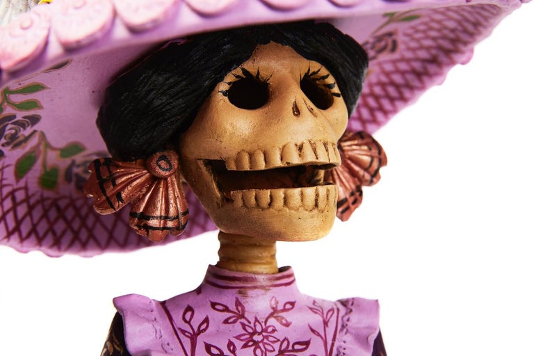 Catrina en Día de Muertos - Ceramic Sculpture - Mexican Folk Art - Cactus Fine A - Pink Figurative Sculpture by Alvaro de la Cruz Lopez