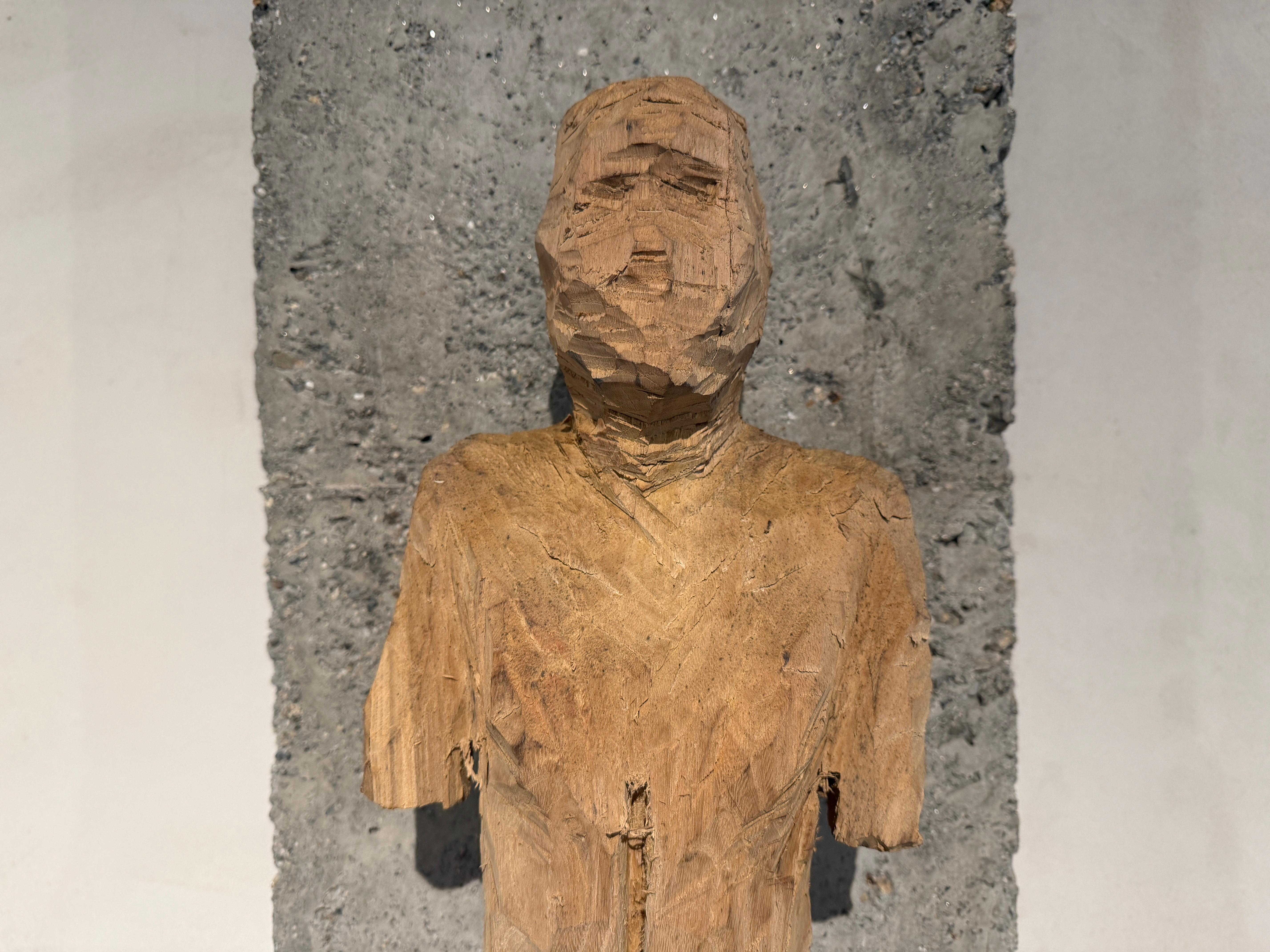 Körper handgeschnitzt aus Eukalyptusholz, massive expressionistische Skulptur – Sculpture von Alvaro de la Vega