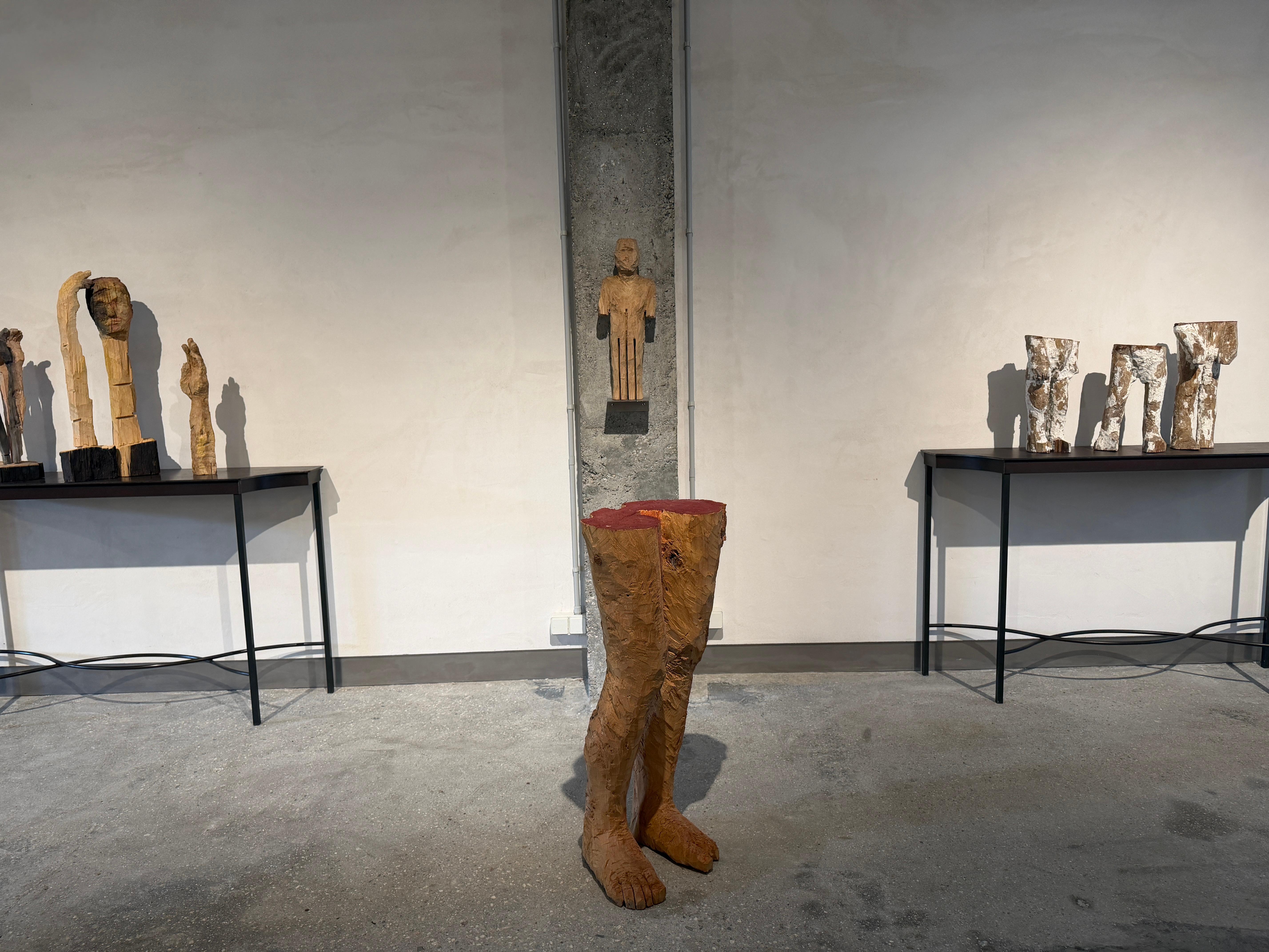 Körper handgeschnitzt aus Eukalyptusholz, massive expressionistische Skulptur (Braun), Nude Sculpture, von Alvaro de la Vega