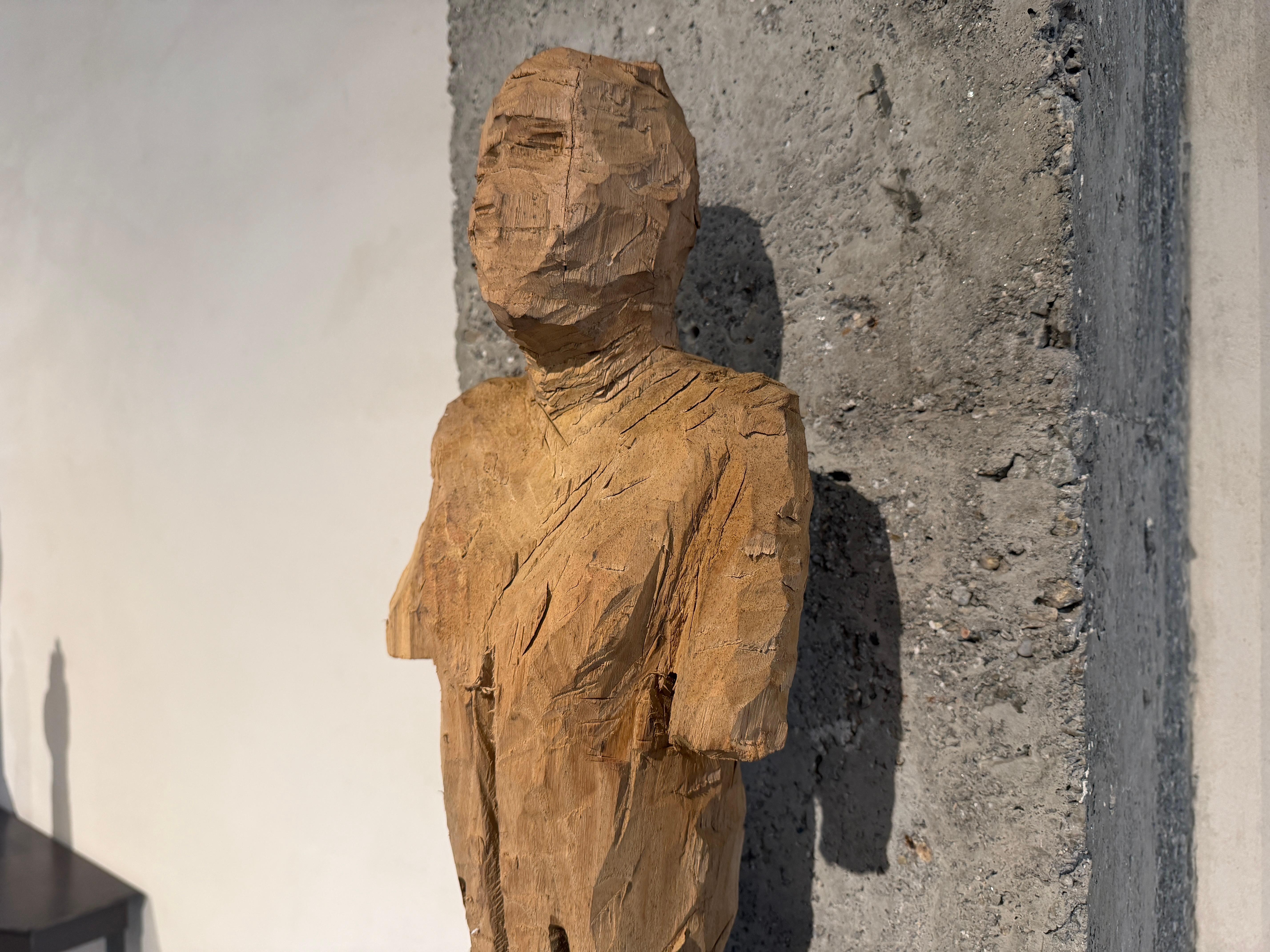 Handgeschnitzte Eukalyptusholzskulptur des Künstlers Álvaro de la Vega (1954, Lugo, Spanien) aus dem Jahr 2013. Es gehört zu einer Serie von Körperskulpturen, die in traditioneller Weise mit Meißel und Hammer hergestellt werden. Die Skulptur ist 55