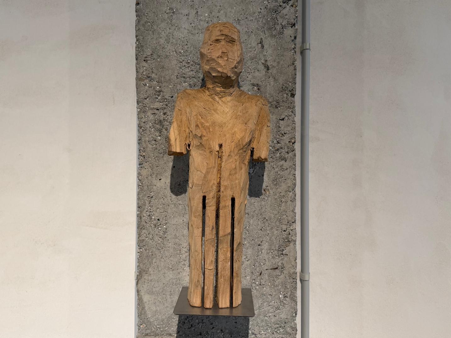 Körper handgeschnitzt aus Eukalyptusholz, massive expressionistische Skulptur im Angebot 1