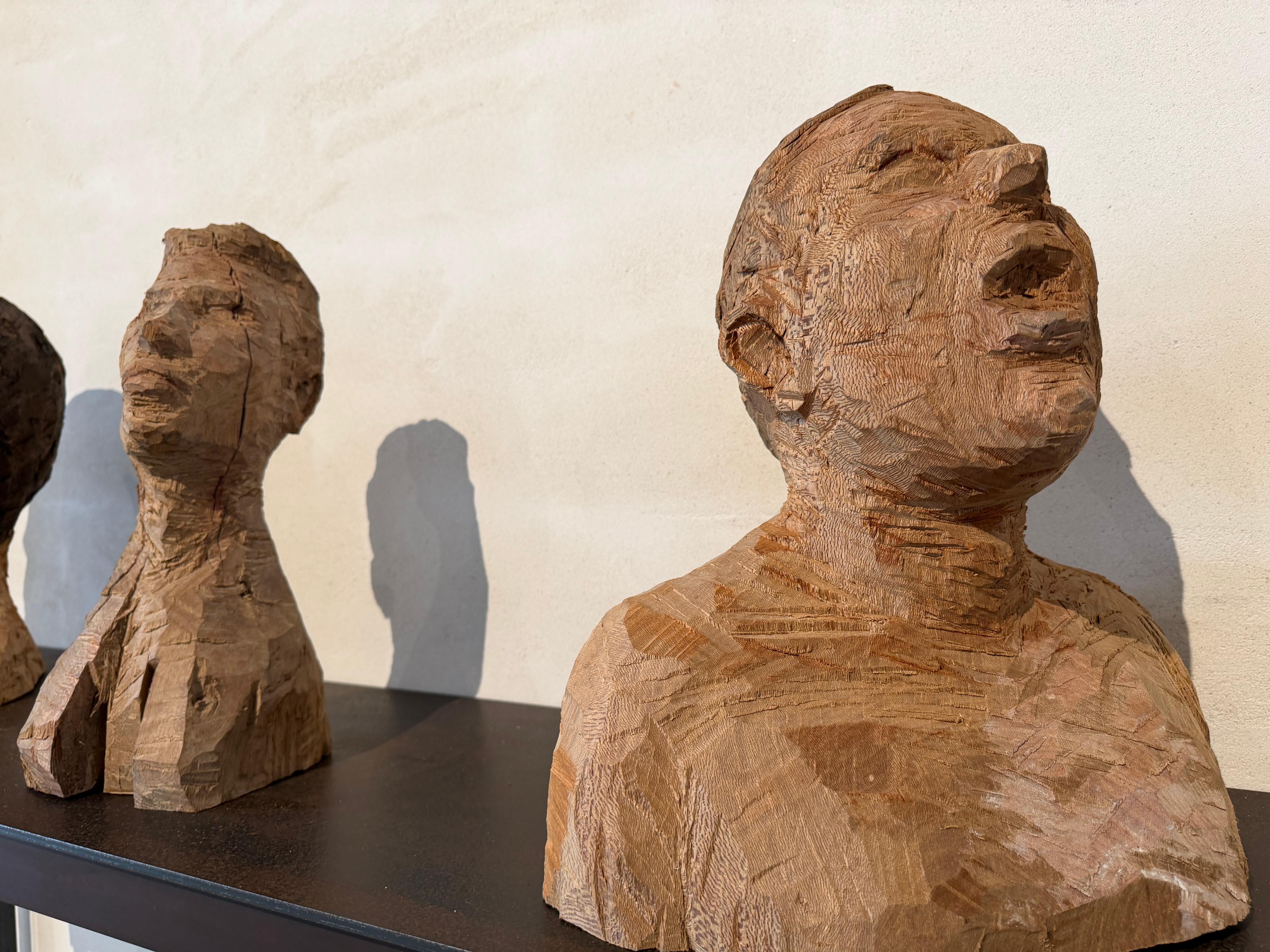 Portrait en buste d'un homme à la bouche ouverte, sculpté à la main dans du bois de sycomore. - Marron Figurative Sculpture par Alvaro de la Vega