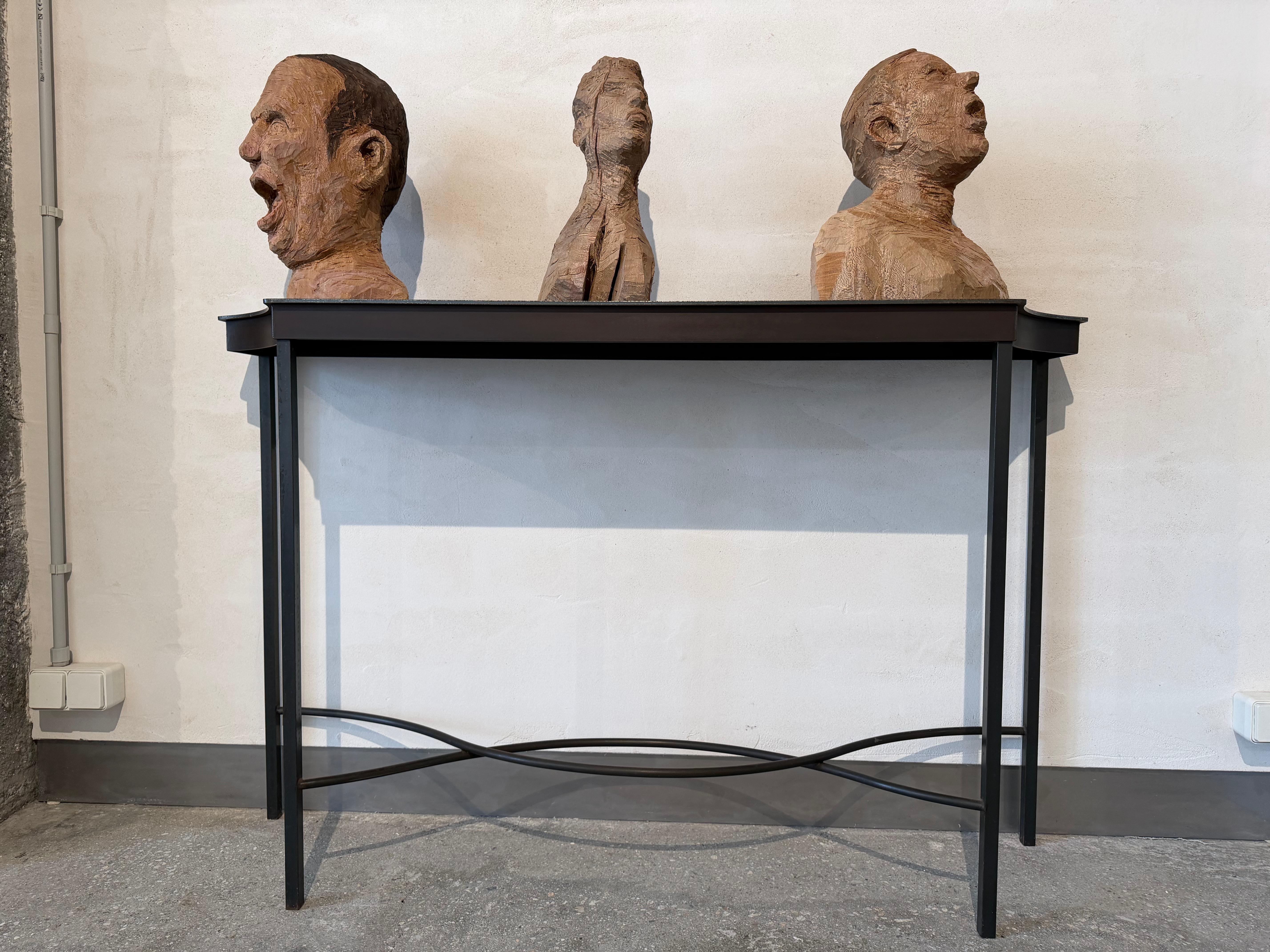 Sculpture en bois de sycomore sculptée à la main par l'artiste Álvaro de la Vega (1954, Lugo, Espagne) en 2008. Elle fait partie d'une série de sculptures d'expressions faciales. La sculpture mesure 41 cm de haut x 30 cm de large x 30 cm de