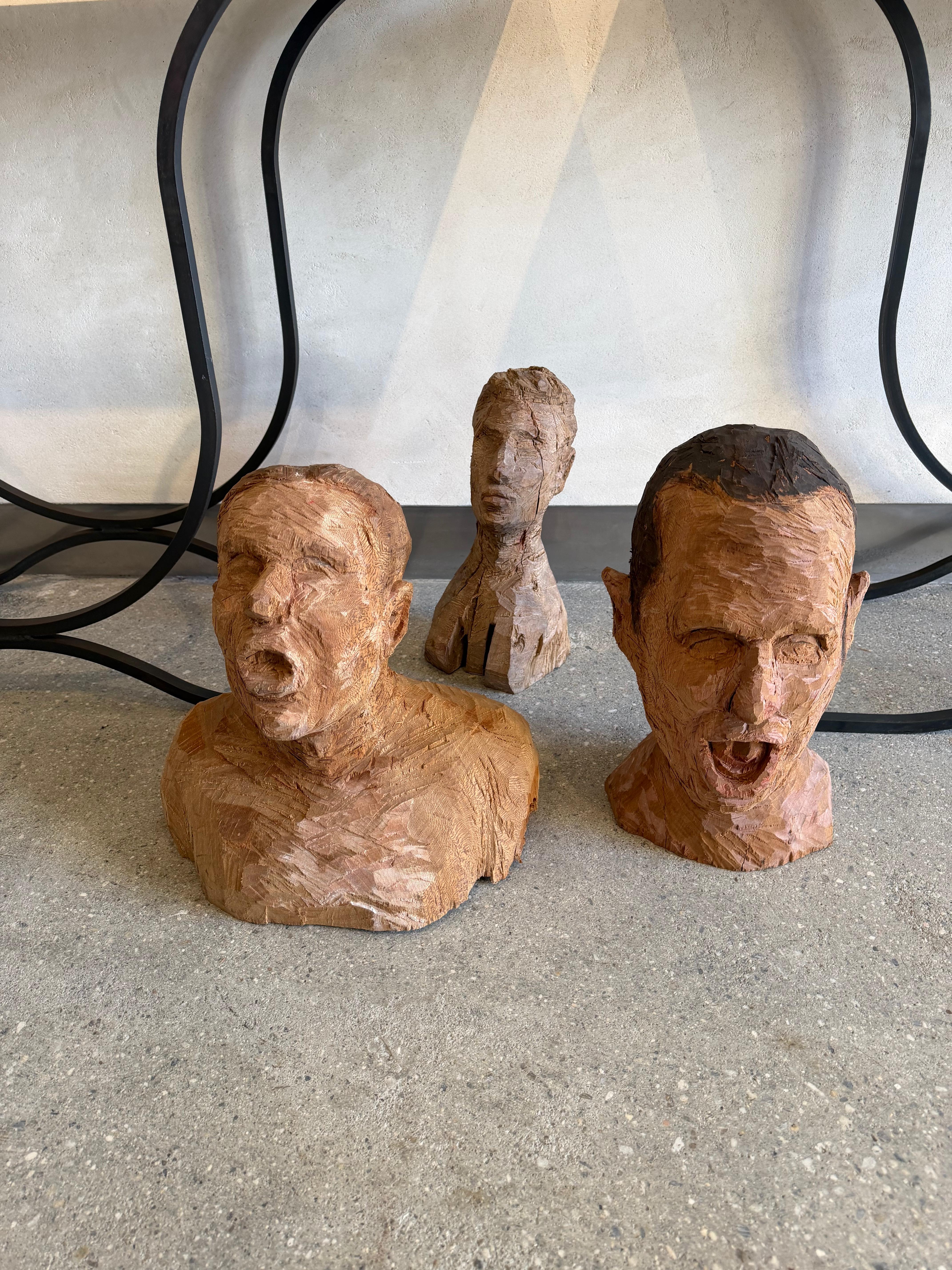 Sculpture en bois de bananier sculpté, buste expressionniste, visage étonné. en vente 1